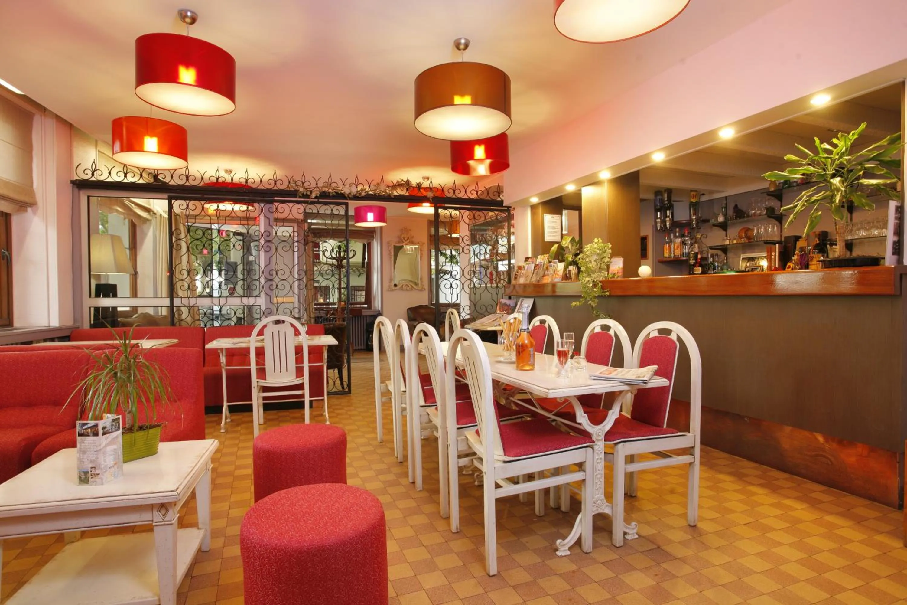 Lounge or bar in Logis Hôtel Cartier