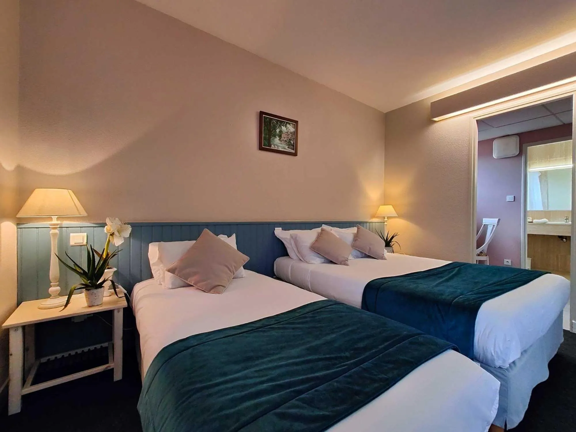 Bed in Logis Hôtel Cartier