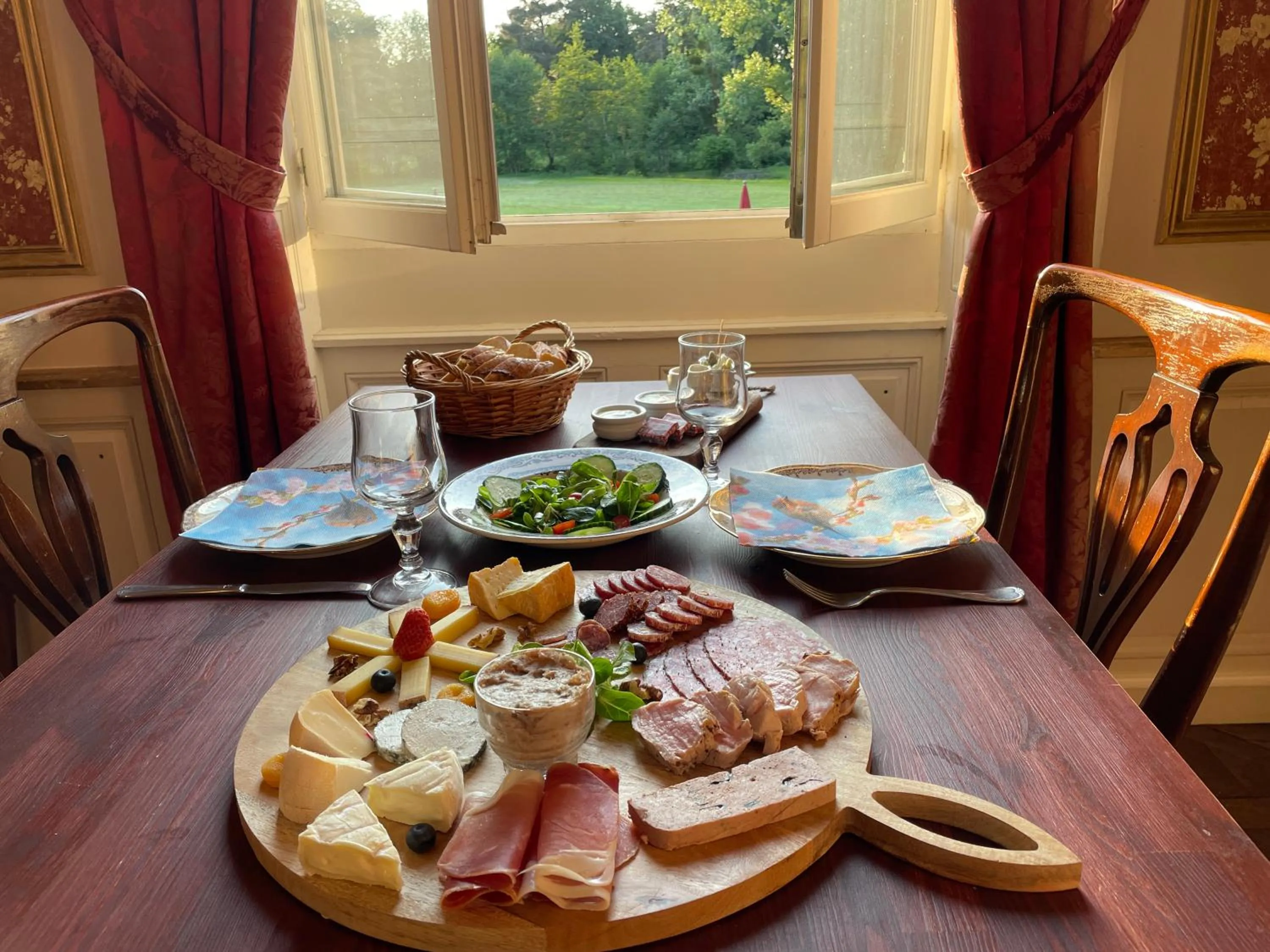 Restaurant/places to eat in Château De La Coutancière