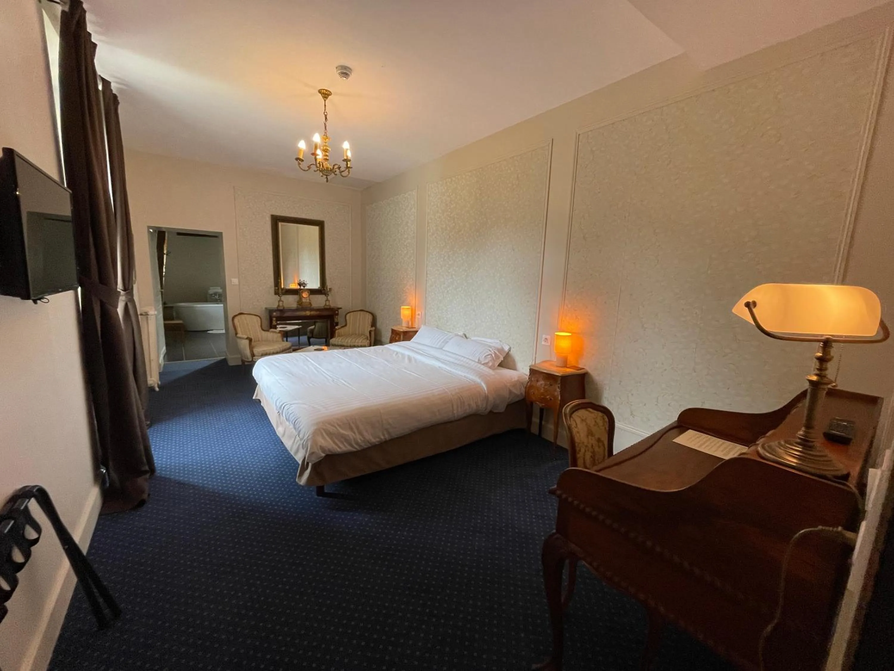 Photo of the whole room, Bed in Château De La Coutancière