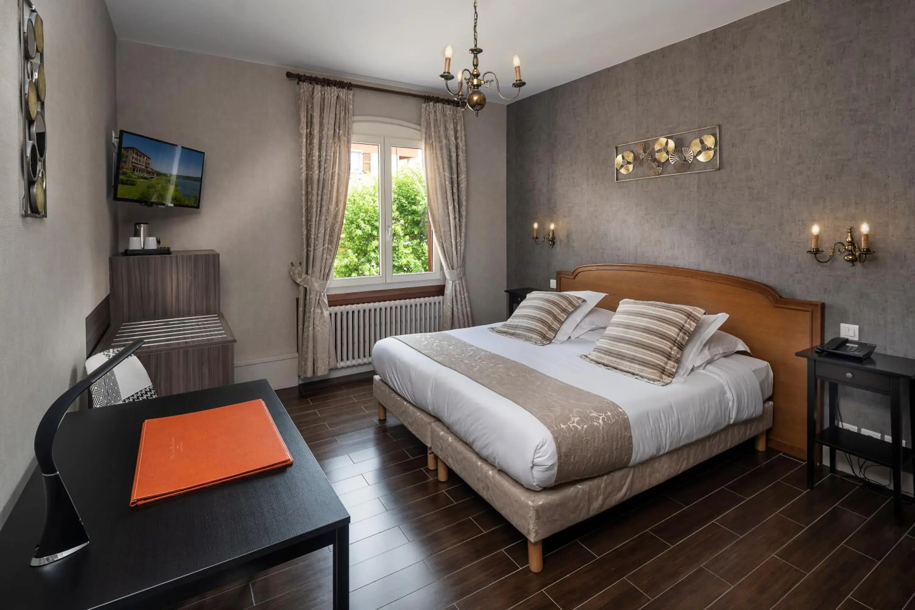 TV and multimedia, Bed in Hôtel Beau Rivage Condrieu TV and multimedia, Bed in Hôtel Beau Rivage Condrieu