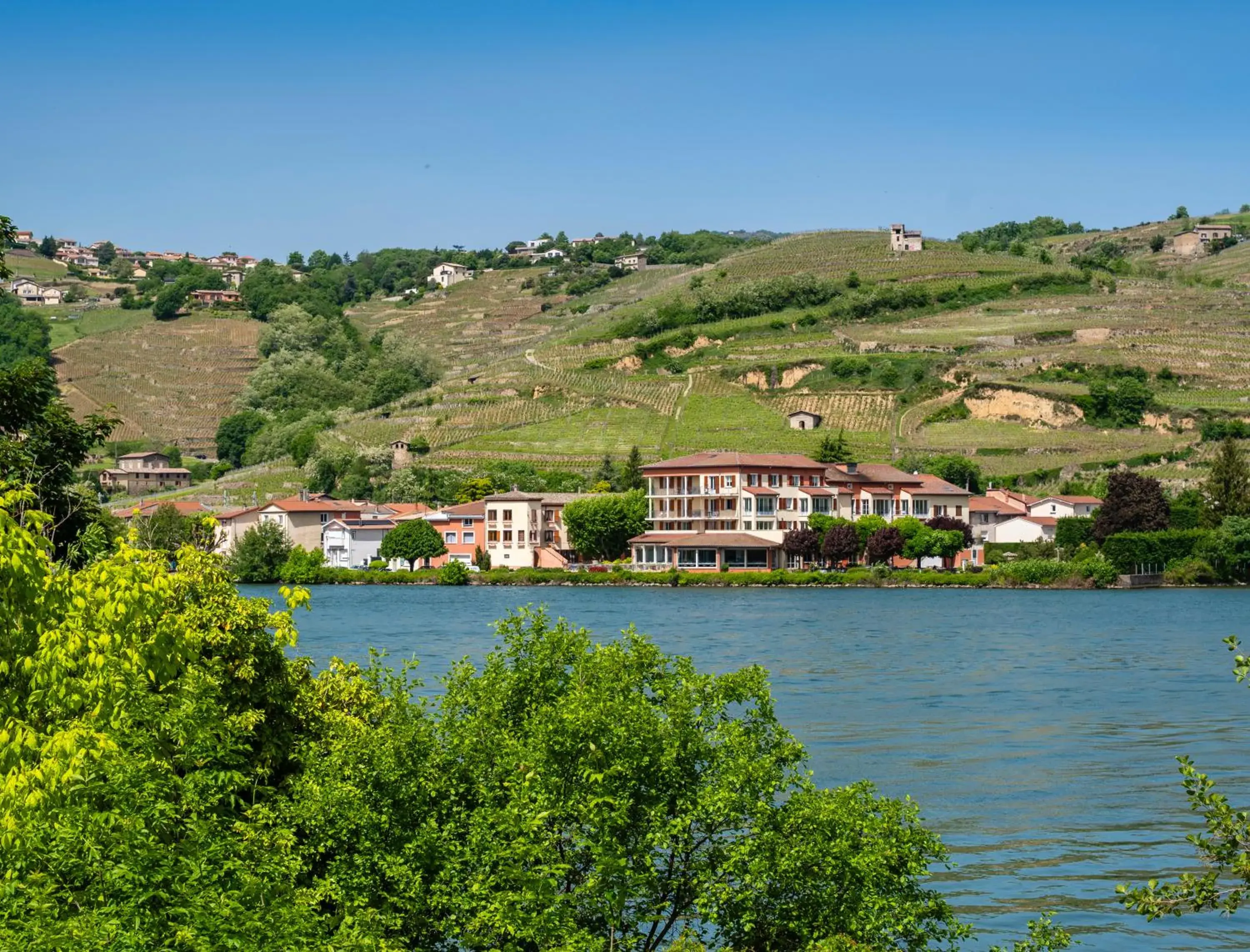 Property building in Hôtel Beau Rivage Condrieu Property building in Hôtel Beau Rivage Condrieu