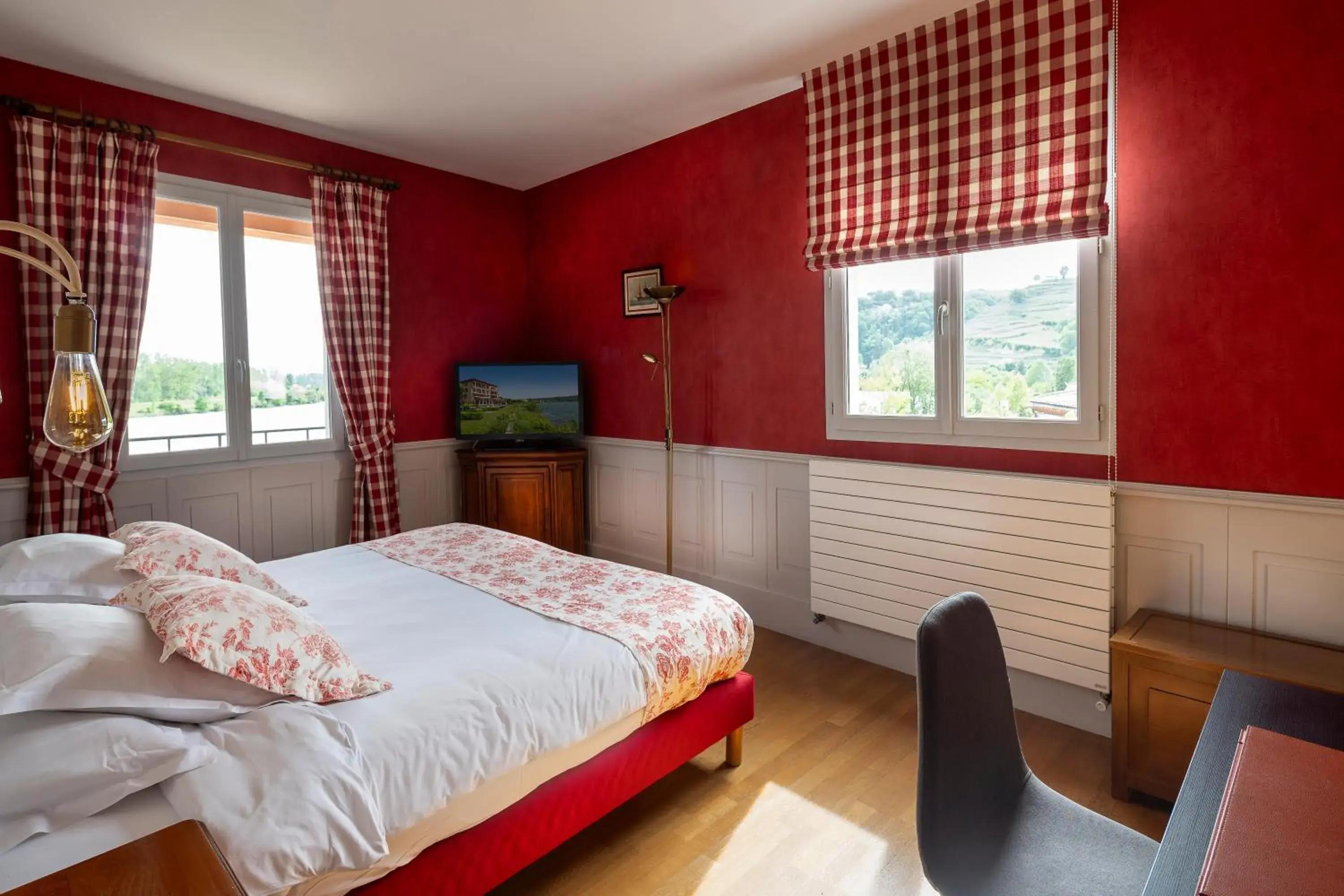 Bed in Hôtel Beau Rivage Condrieu Bed in Hôtel Beau Rivage Condrieu