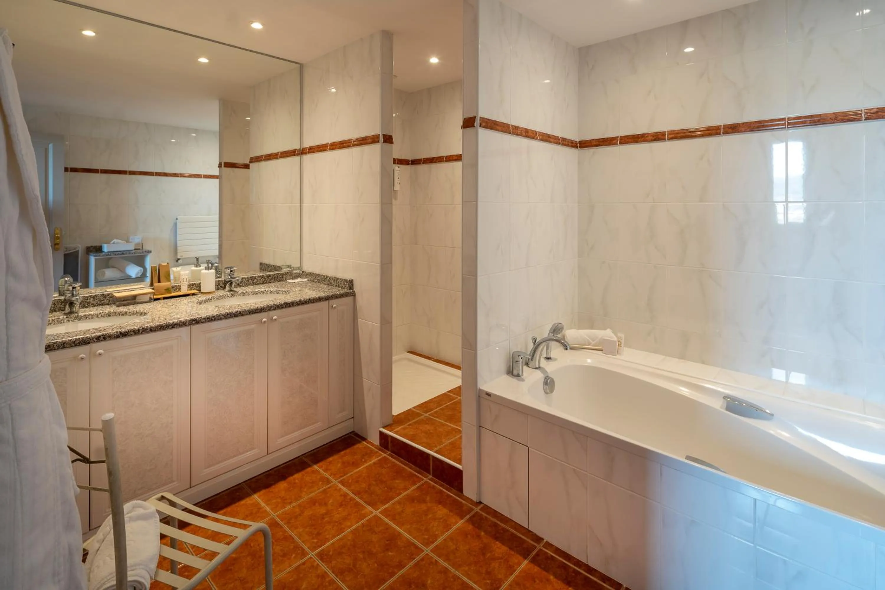 Bathroom in Hôtel Beau Rivage Condrieu