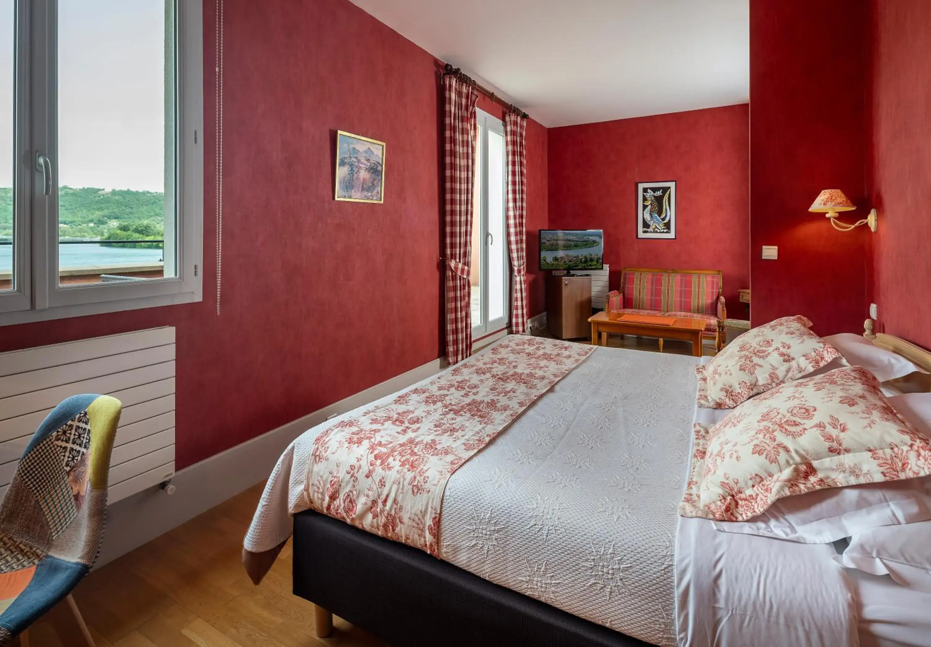 Bed in Hôtel Beau Rivage Condrieu Bed in Hôtel Beau Rivage Condrieu