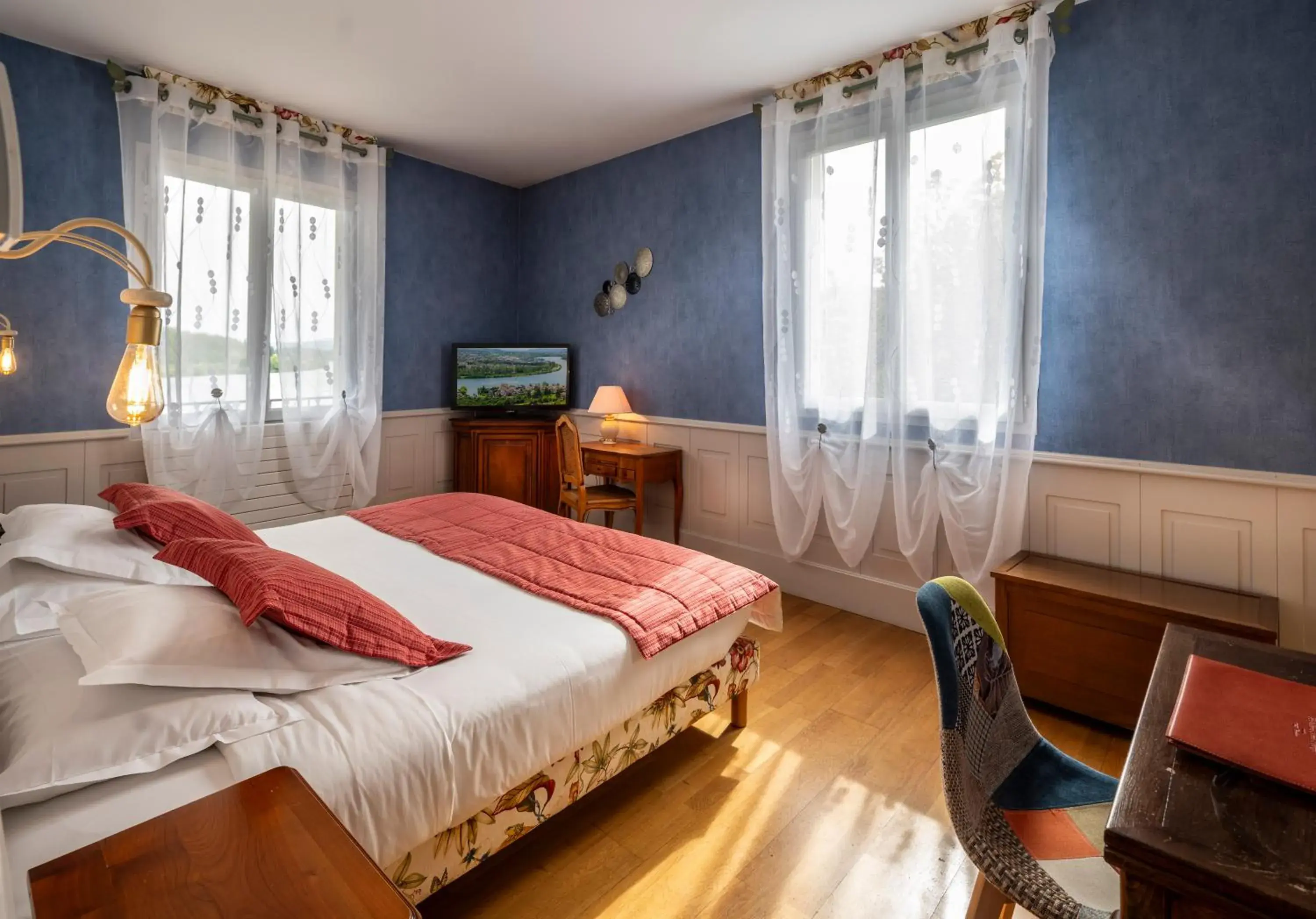 Living room, Bed in Hôtel Beau Rivage Condrieu Living room, Bed in Hôtel Beau Rivage Condrieu