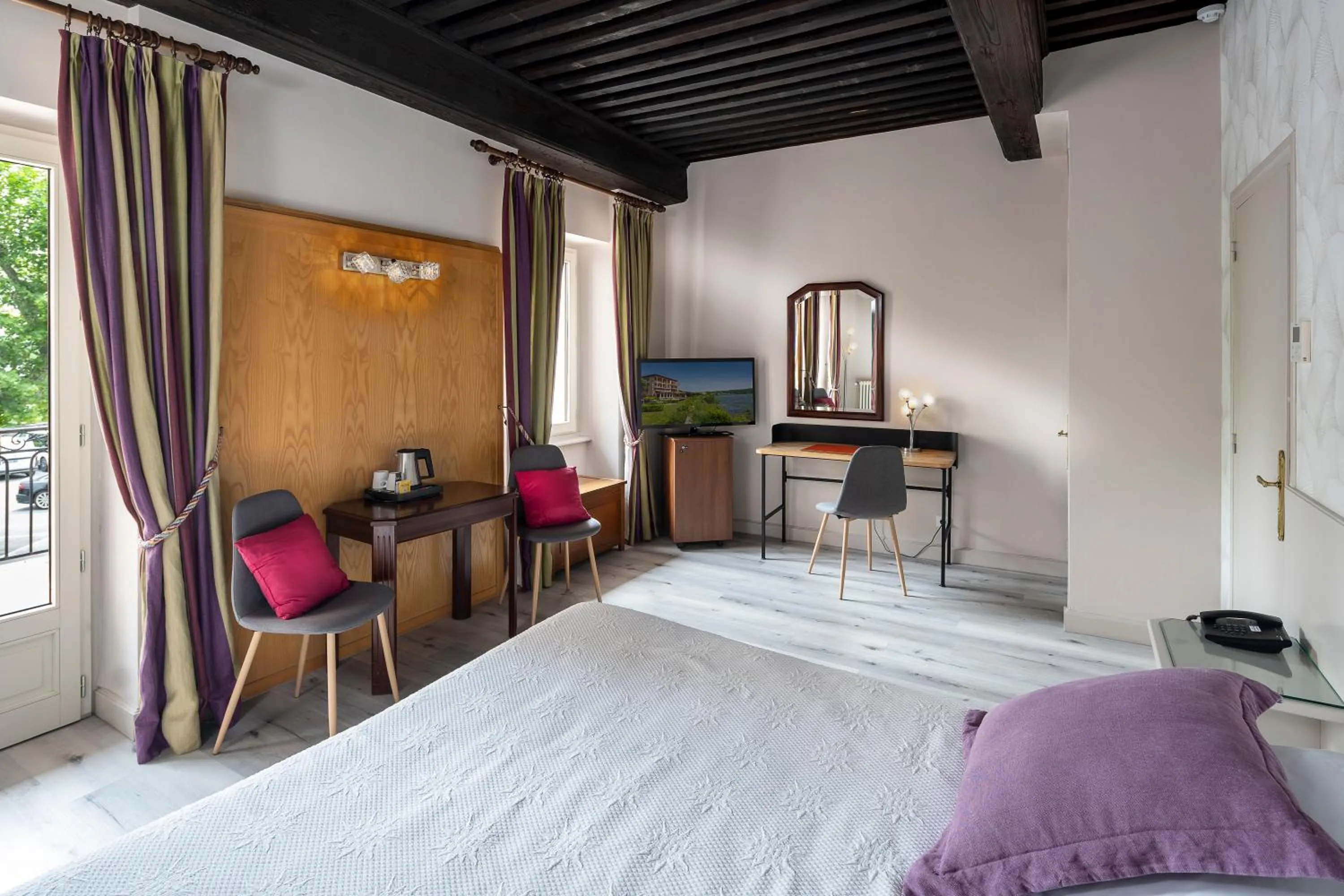 Photo of the whole room, Bed in Hôtel Beau Rivage Condrieu