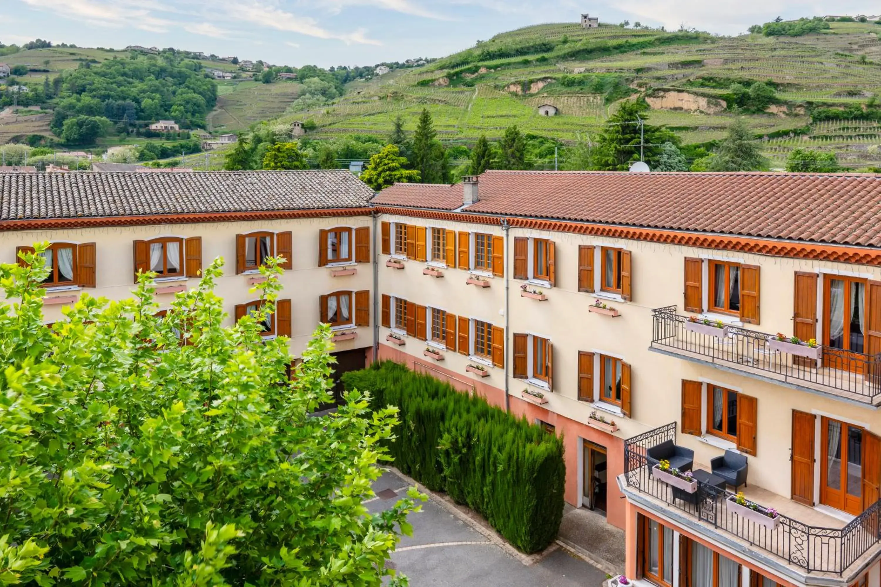 Property building in Hôtel Beau Rivage Condrieu Property building in Hôtel Beau Rivage Condrieu