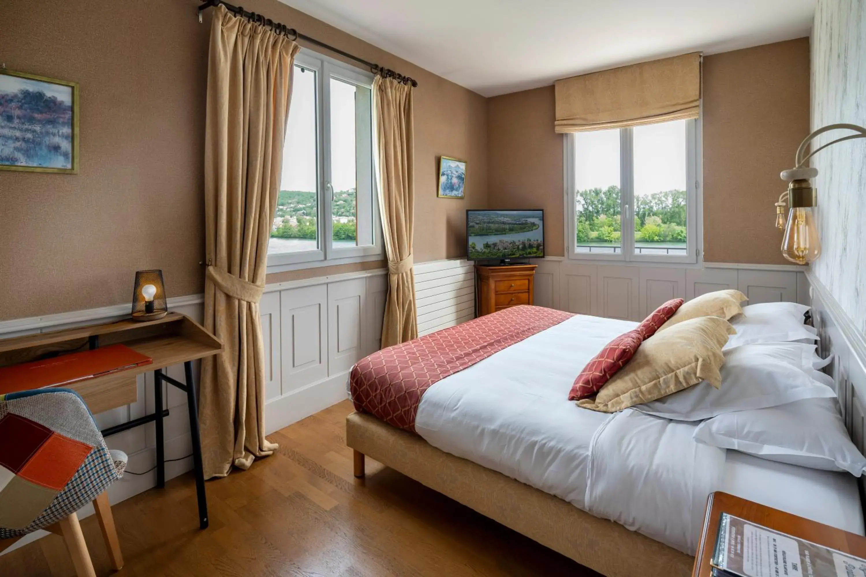 Photo of the whole room, Bed in Hôtel Beau Rivage Condrieu Photo of the whole room, Bed in Hôtel Beau Rivage Condrieu