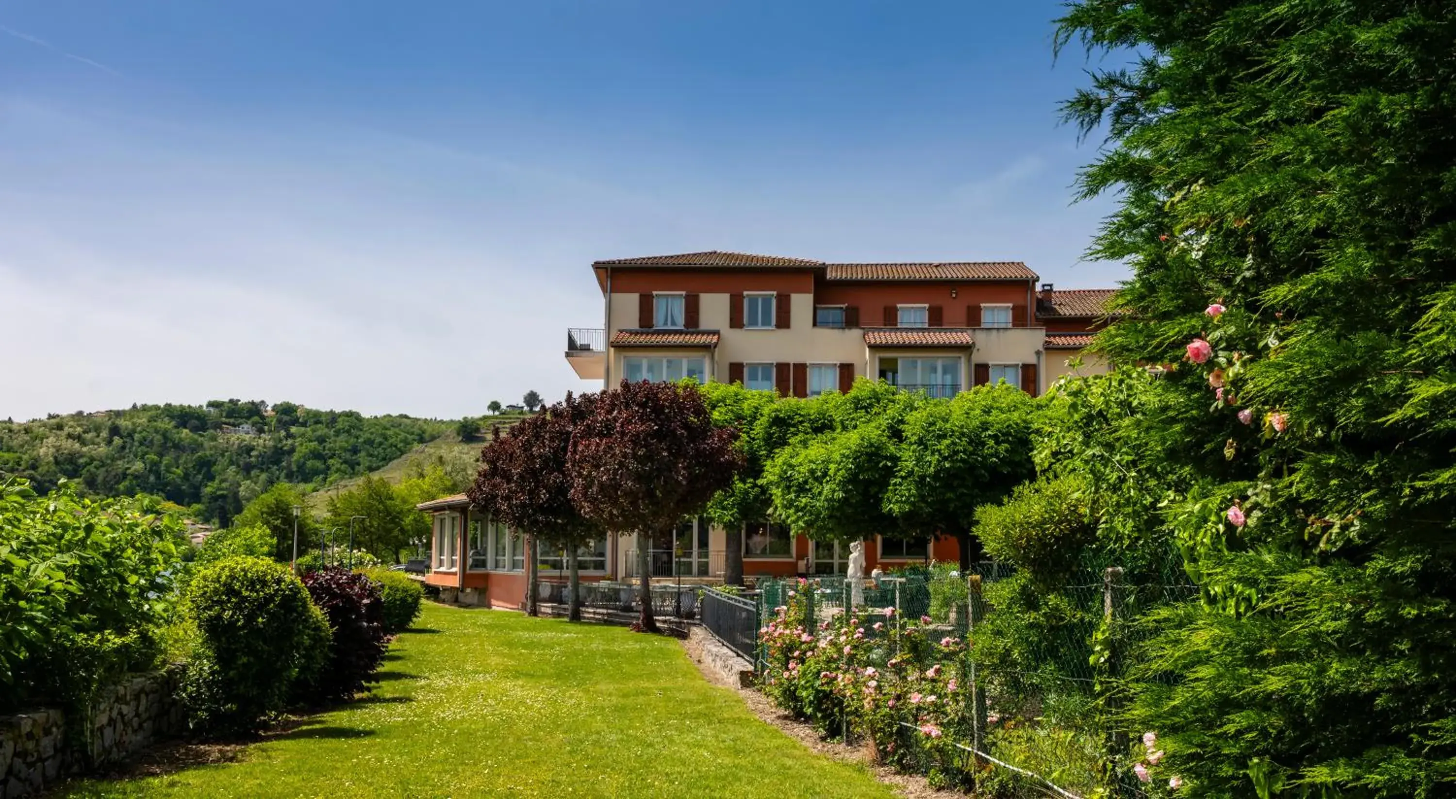 Property building in Hôtel Beau Rivage Condrieu Property building in Hôtel Beau Rivage Condrieu