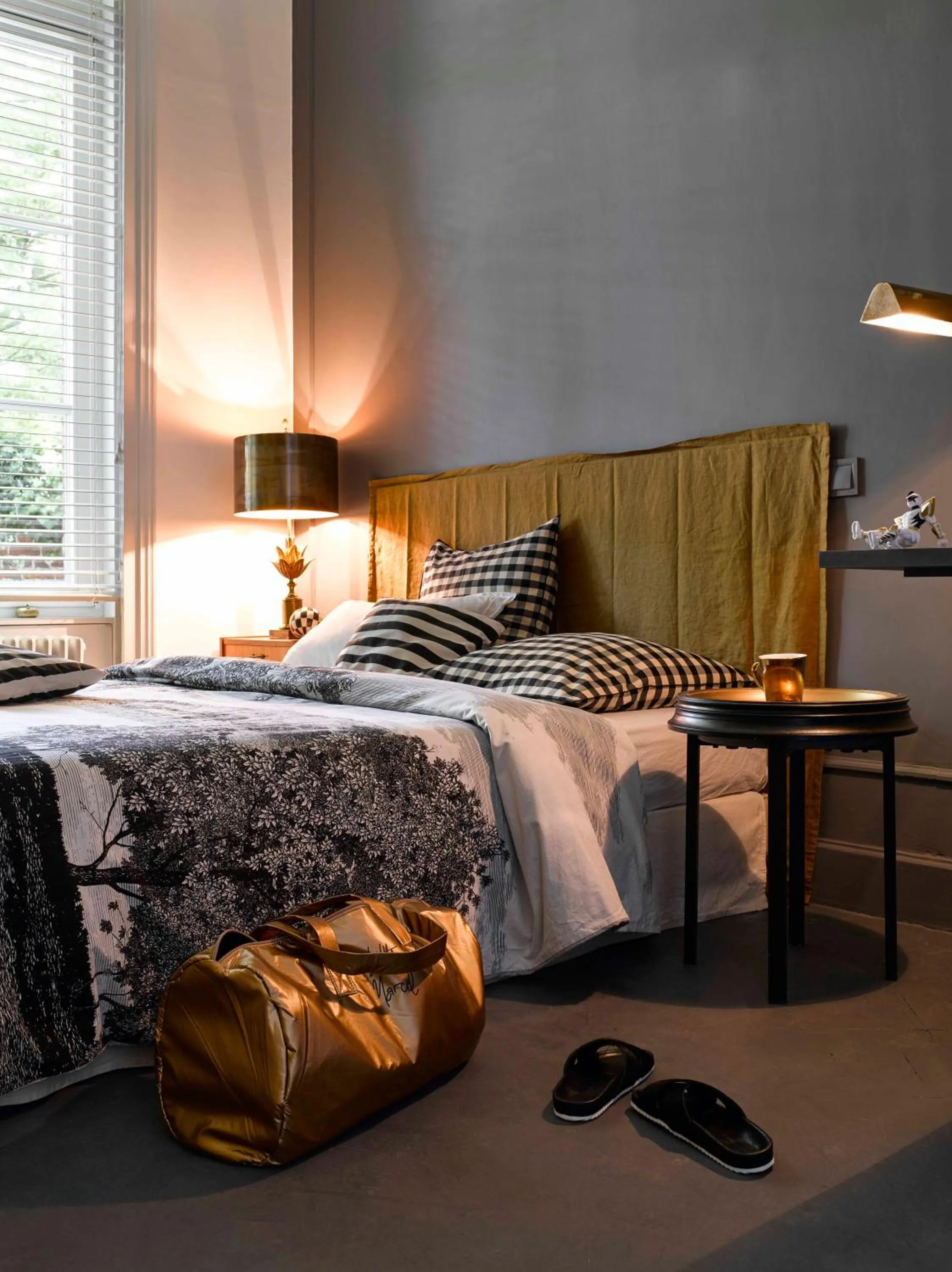 Photo of the whole room, Bed in Queen Christine