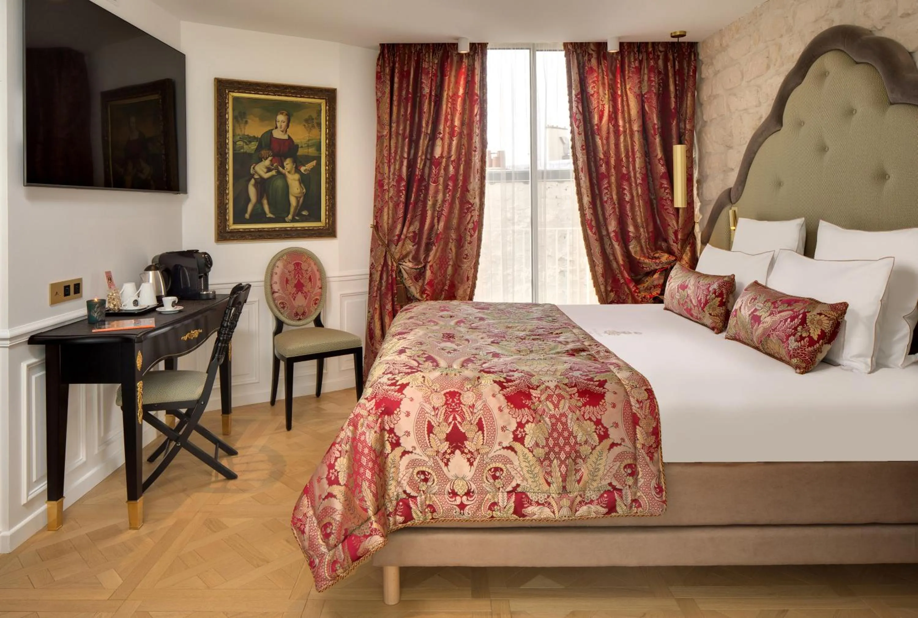 Bed in Hôtel Kleber Paris & Spa