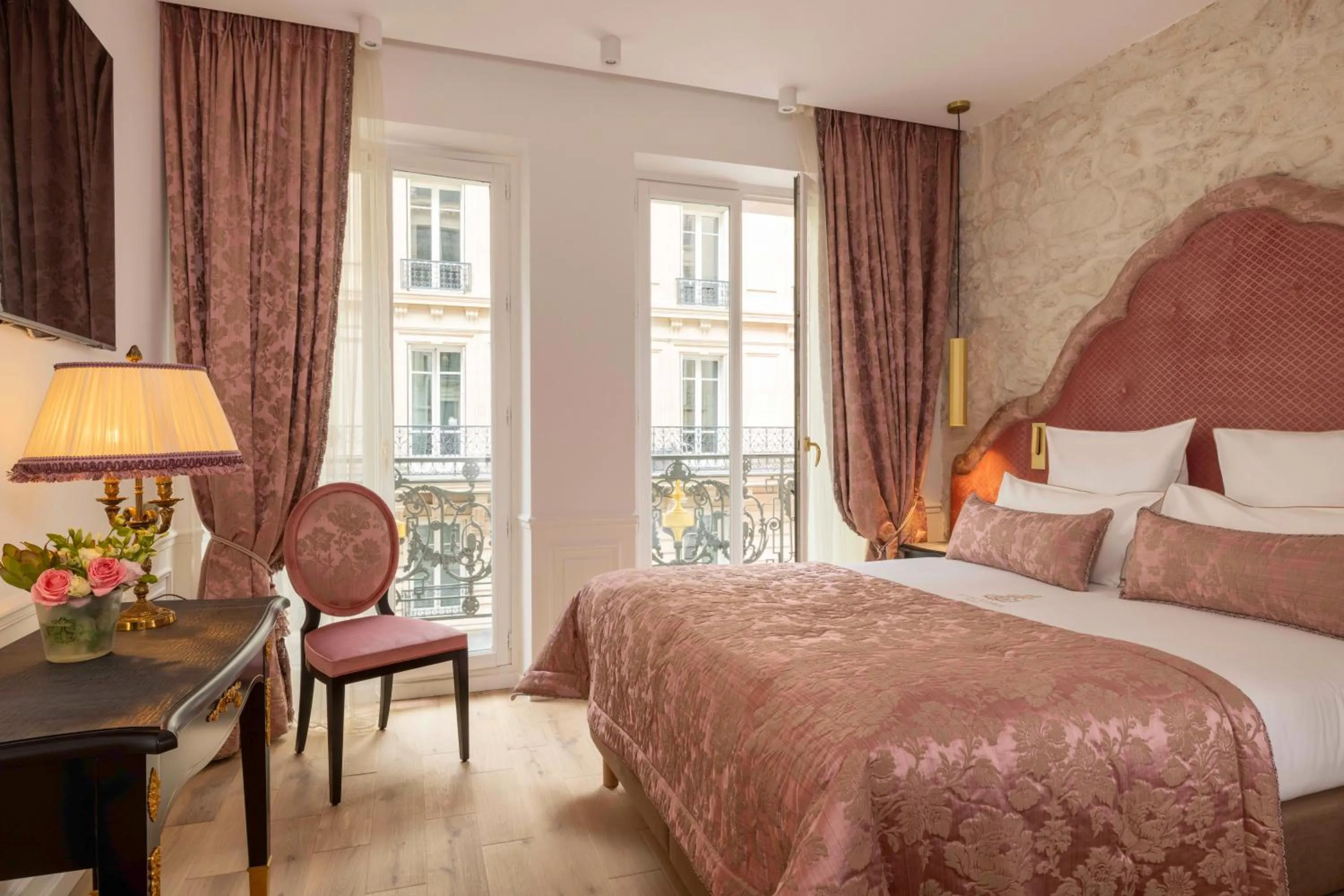 Bed in Hôtel Kleber Paris & Spa