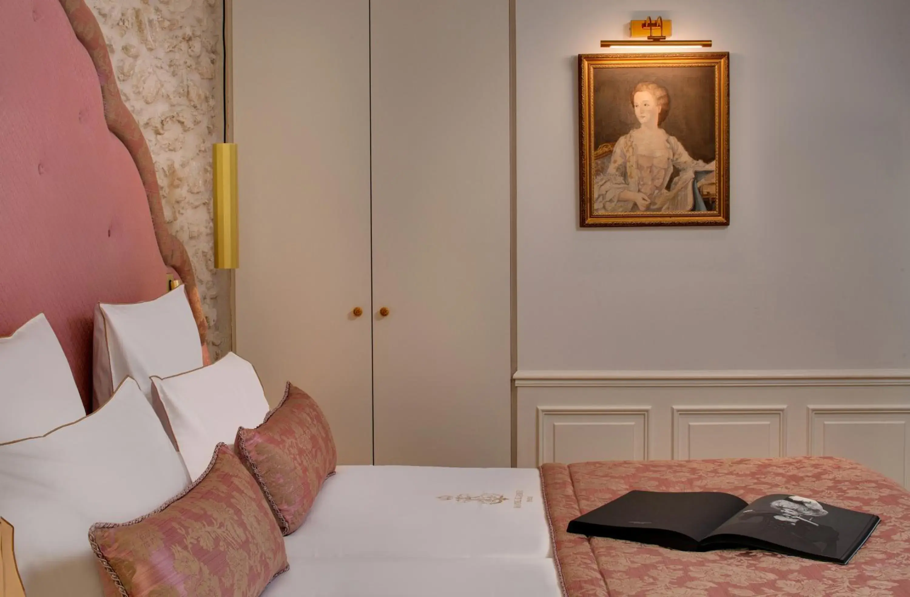 Bed in Hôtel Kleber Paris & Spa Bed in Hôtel Kleber Paris & Spa