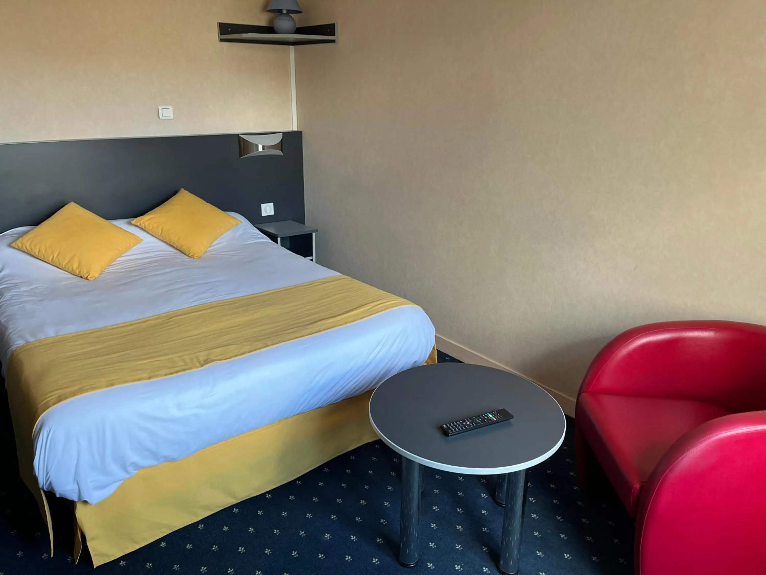 Bed in Logis Hôtel & Restaurant de la Barque