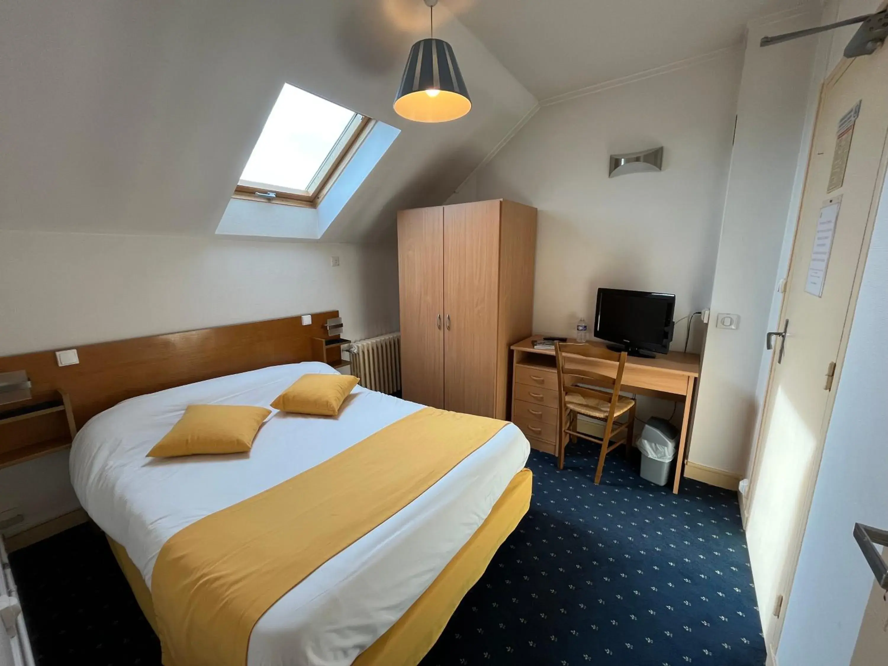 Bed in Logis Hôtel & Restaurant de la Barque Bed in Logis Hôtel & Restaurant de la Barque