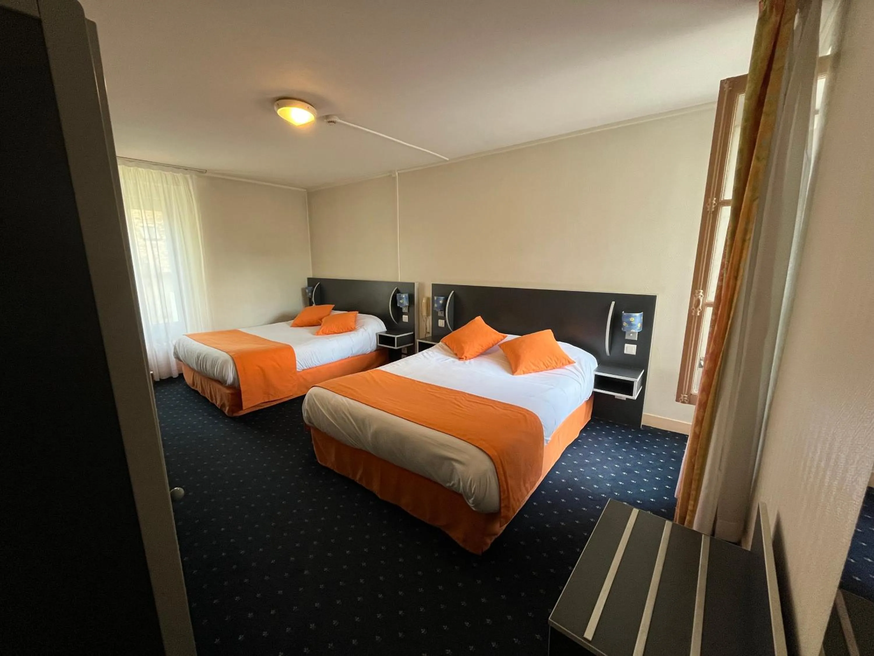 Bed in Logis Hôtel & Restaurant de la Barque