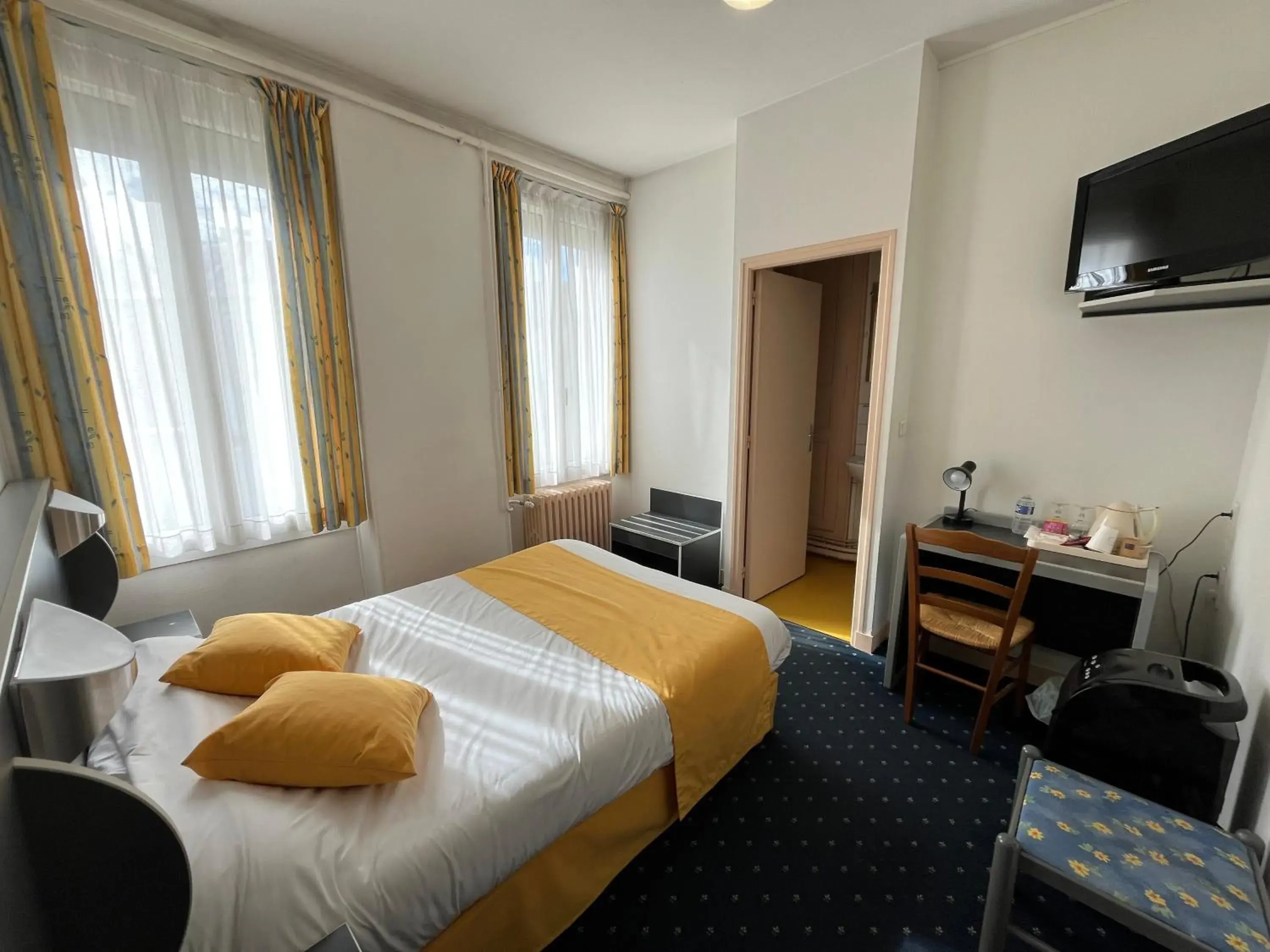 Bedroom, Bed in Logis Hôtel & Restaurant de la Barque Bedroom, Bed in Logis Hôtel & Restaurant de la Barque