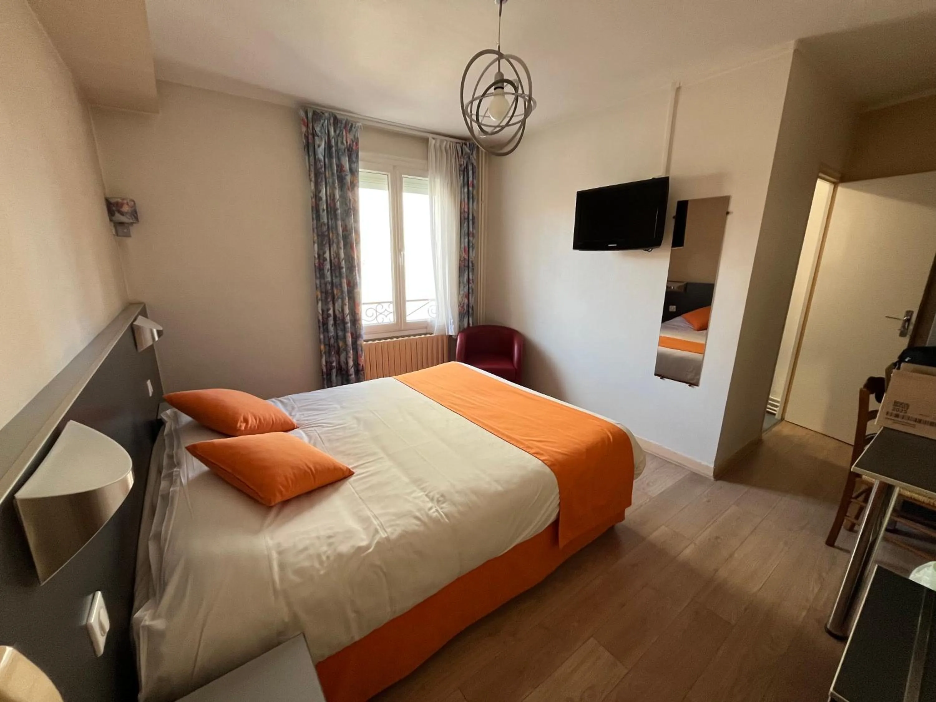 Bed in Logis Hôtel & Restaurant de la Barque