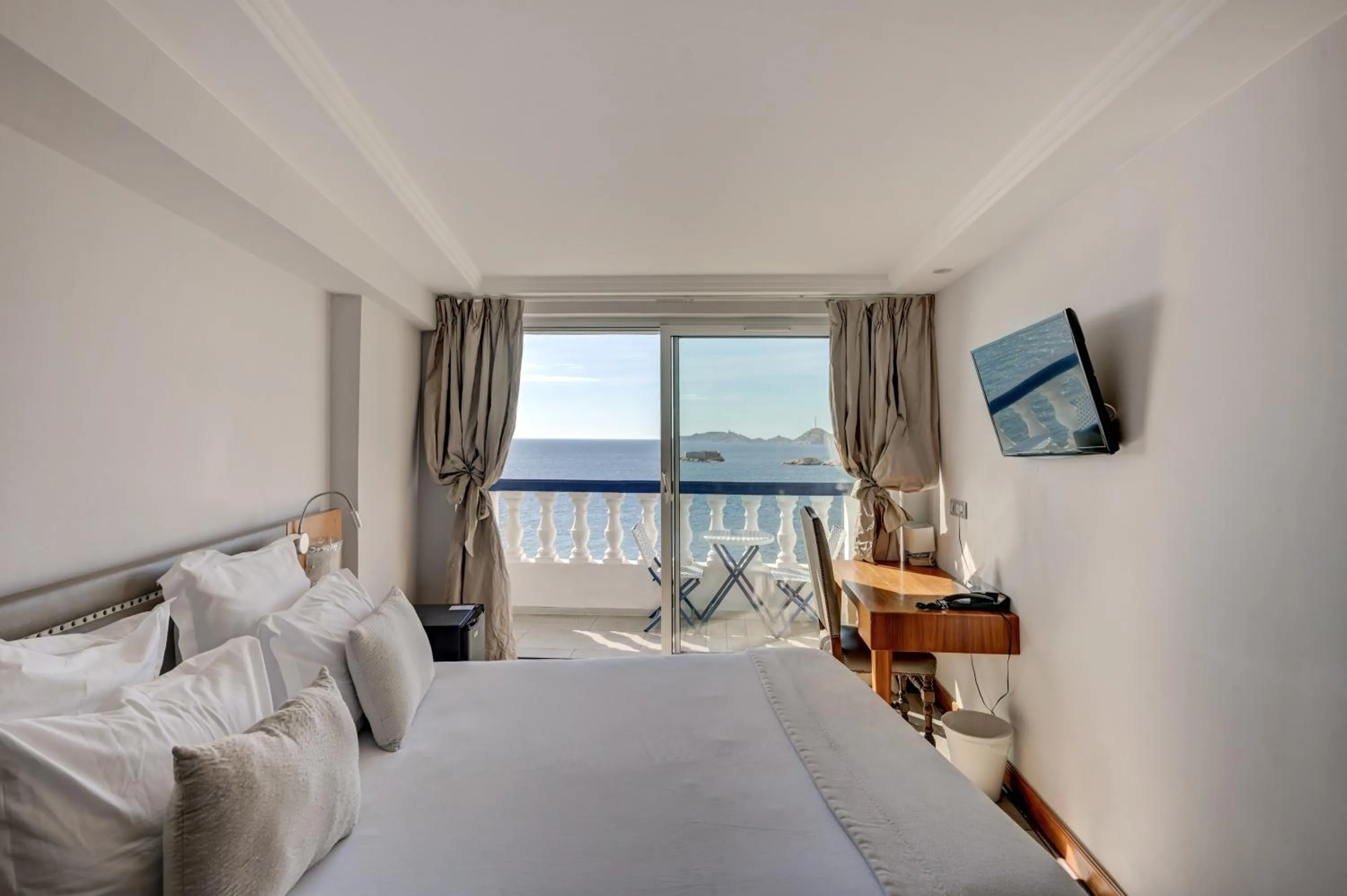 Photo of the whole room, Bed in Le Rhul