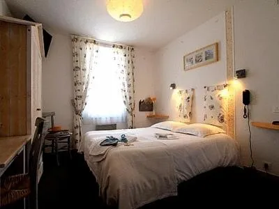 Photo of the whole room, Bed in Logis Le Relais Marine