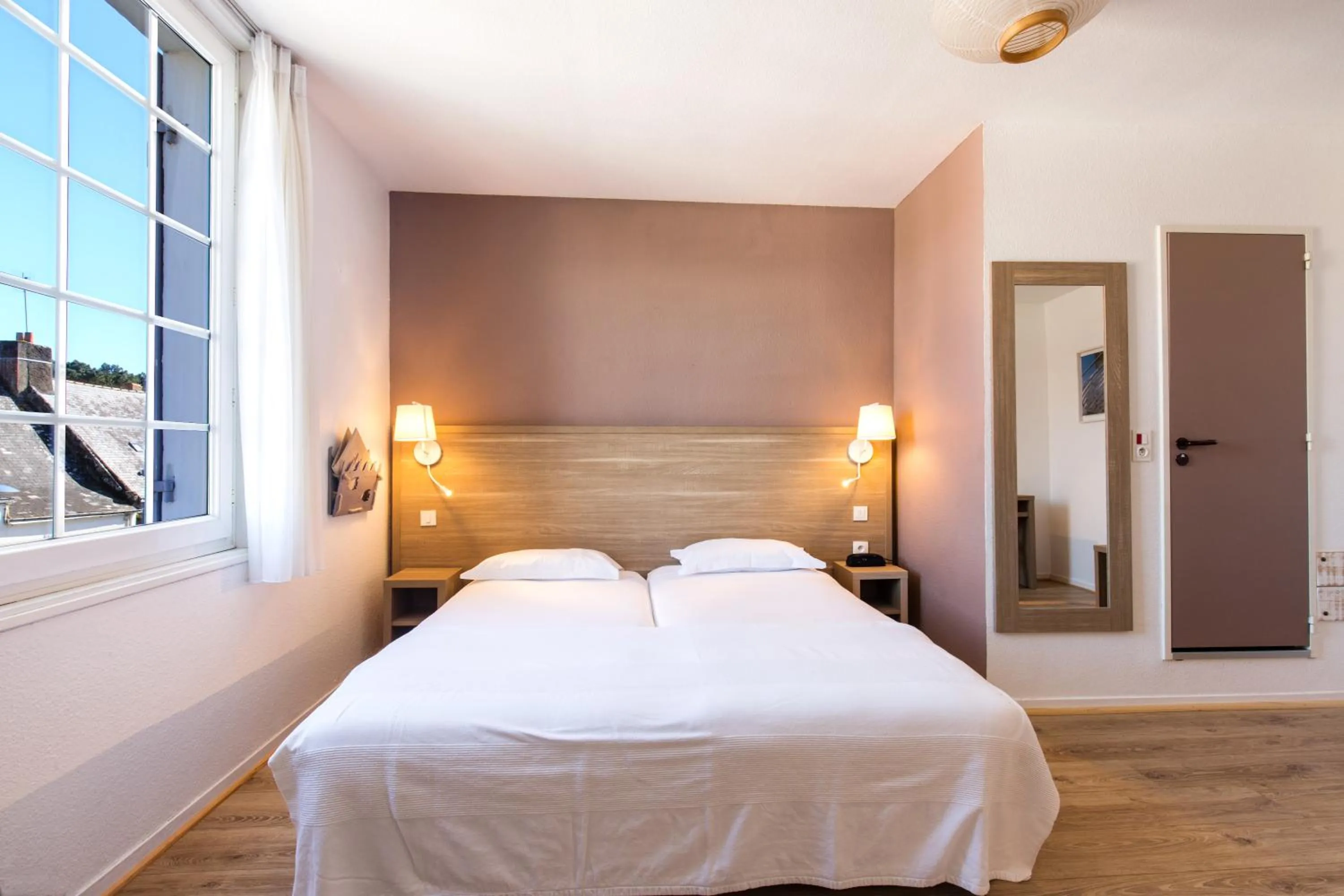 Bed in Logis Le Relais Marine