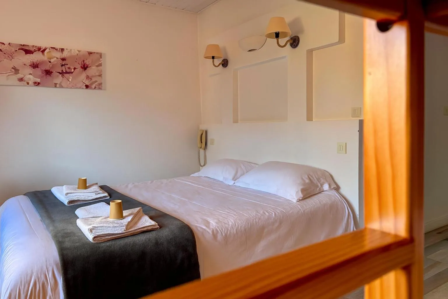 Bed in Logis Hôtels La Crémaillère