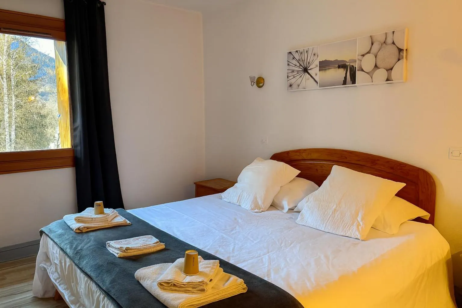 Bed in Logis Hôtels La Crémaillère