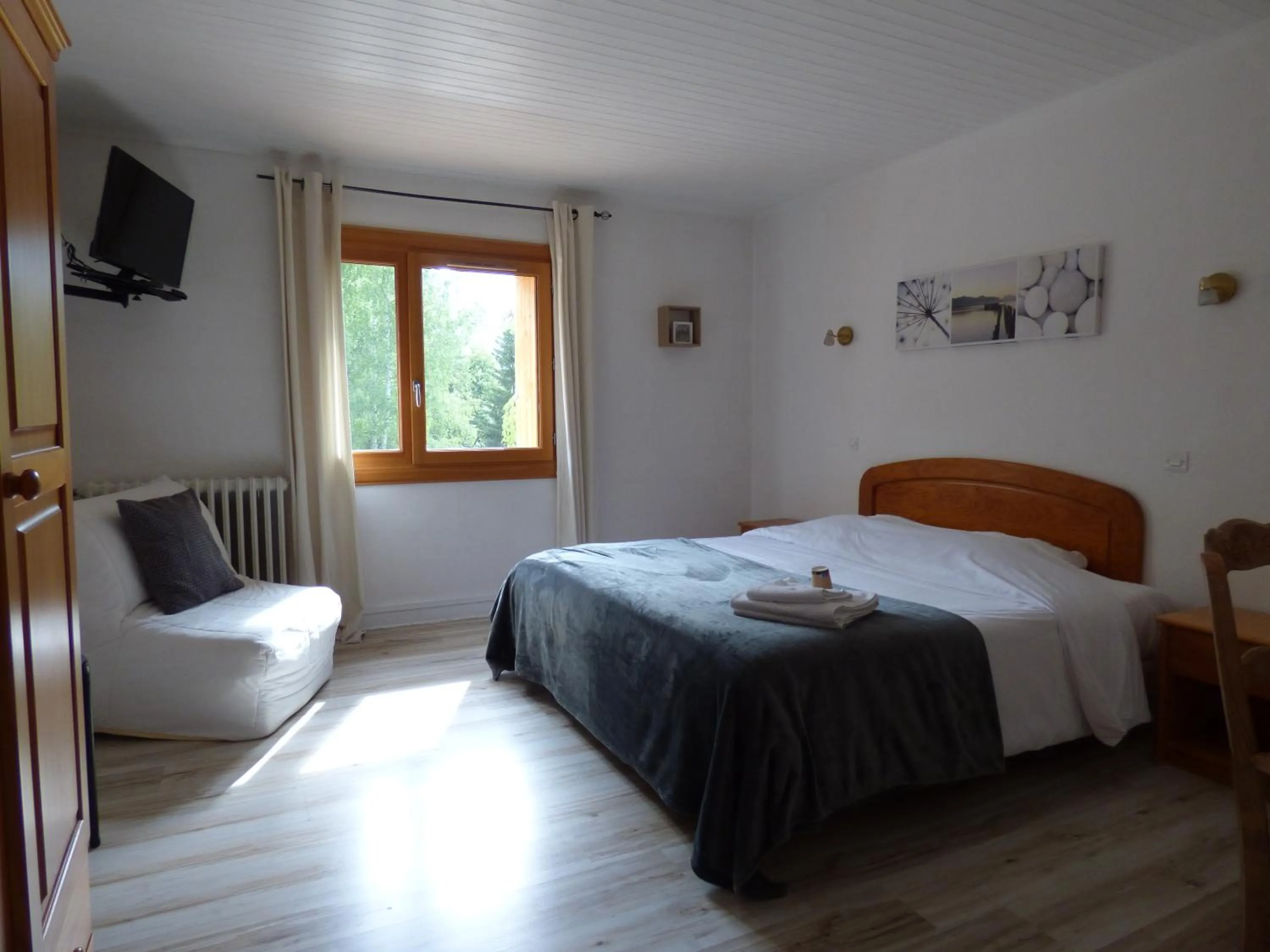 Bed in Logis Hôtels La Crémaillère