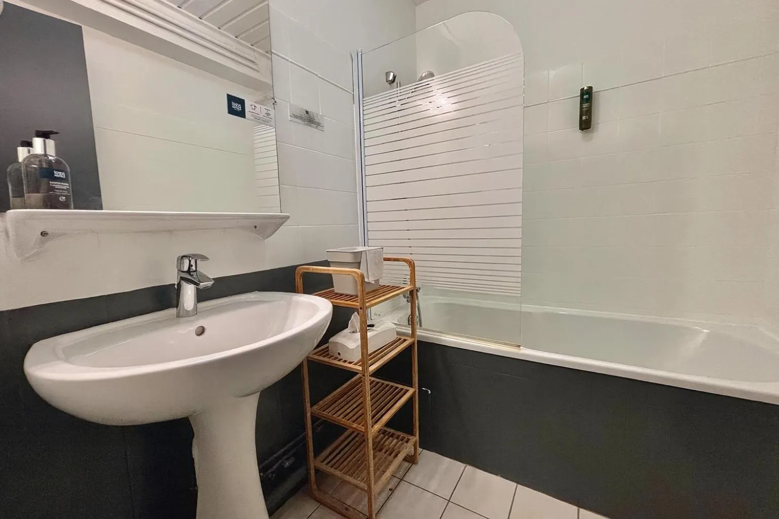 Toilet in Logis Hôtels La Crémaillère