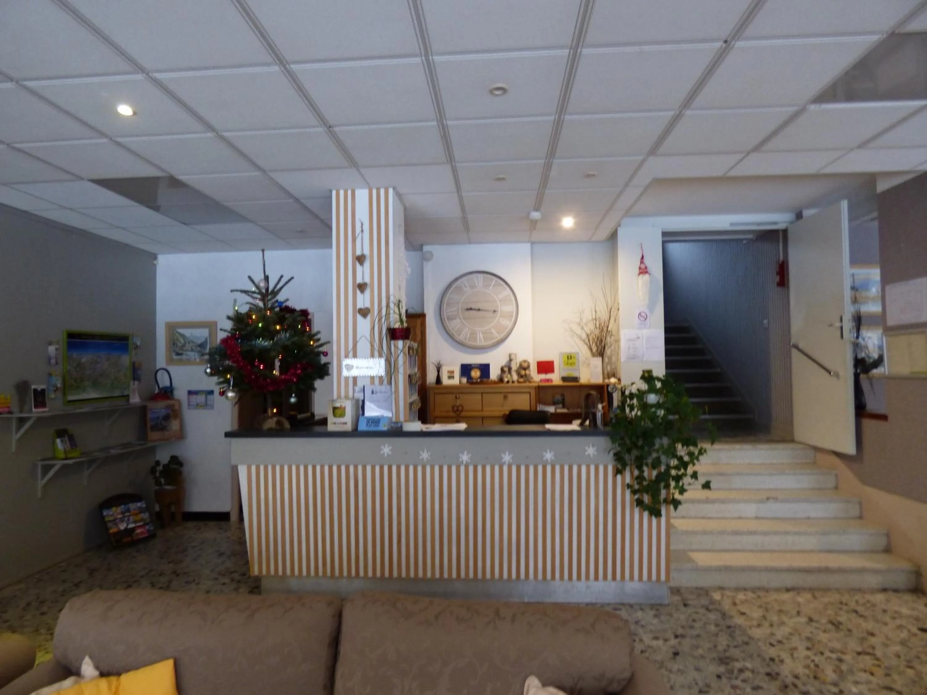 Lobby or reception in Logis Hôtels La Crémaillère