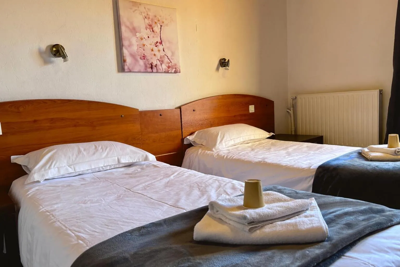 Bed in Logis Hôtels La Crémaillère