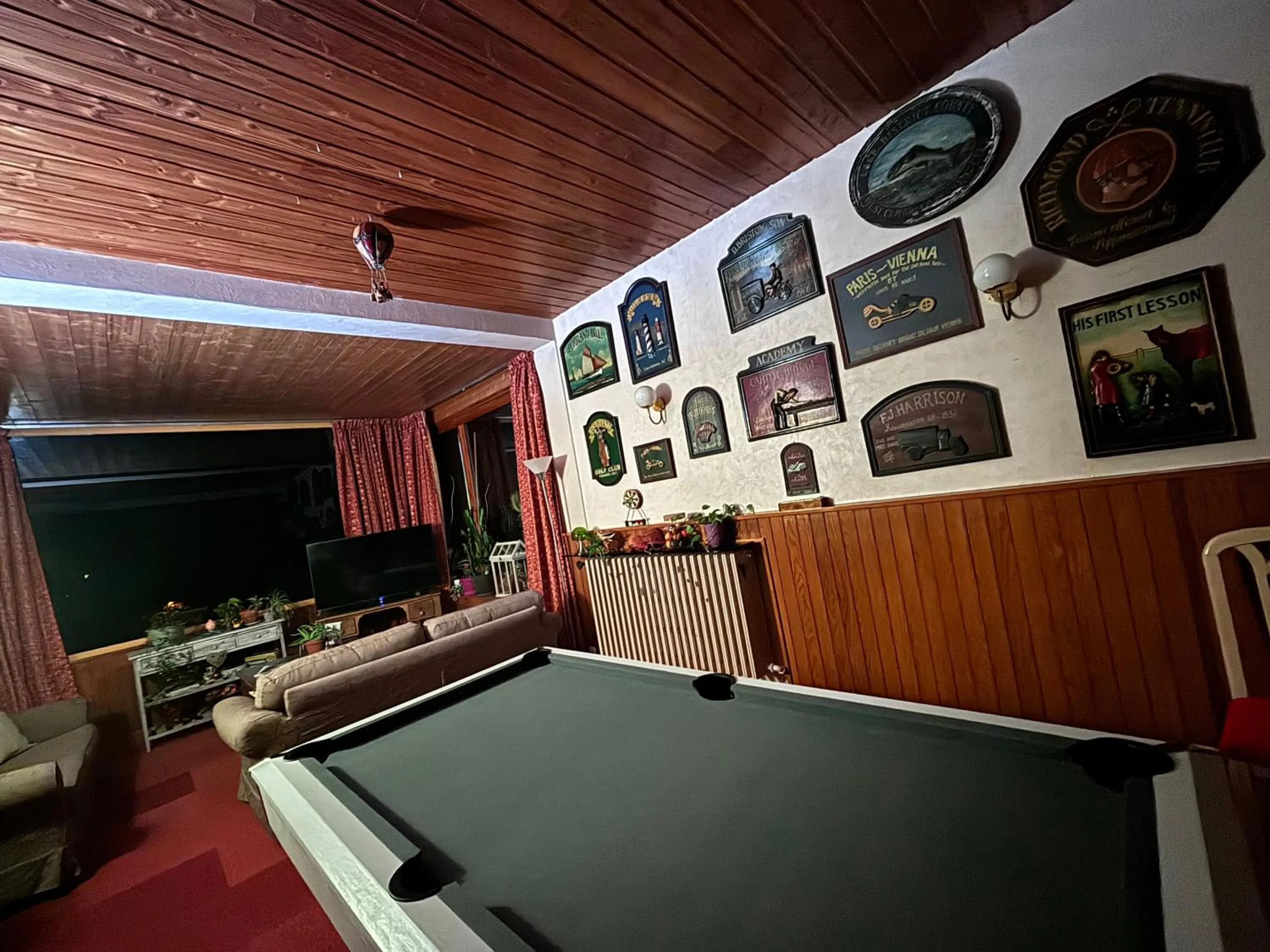 Communal lounge/ TV room in Logis Hôtels La Crémaillère