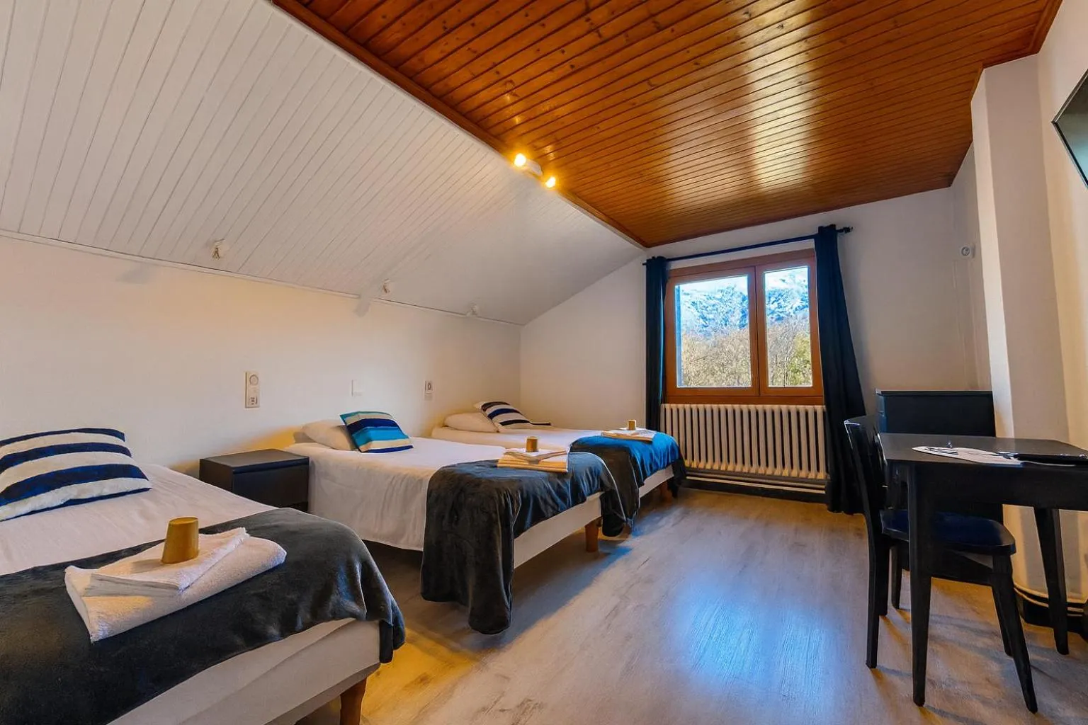 Bed in Logis Hôtels La Crémaillère