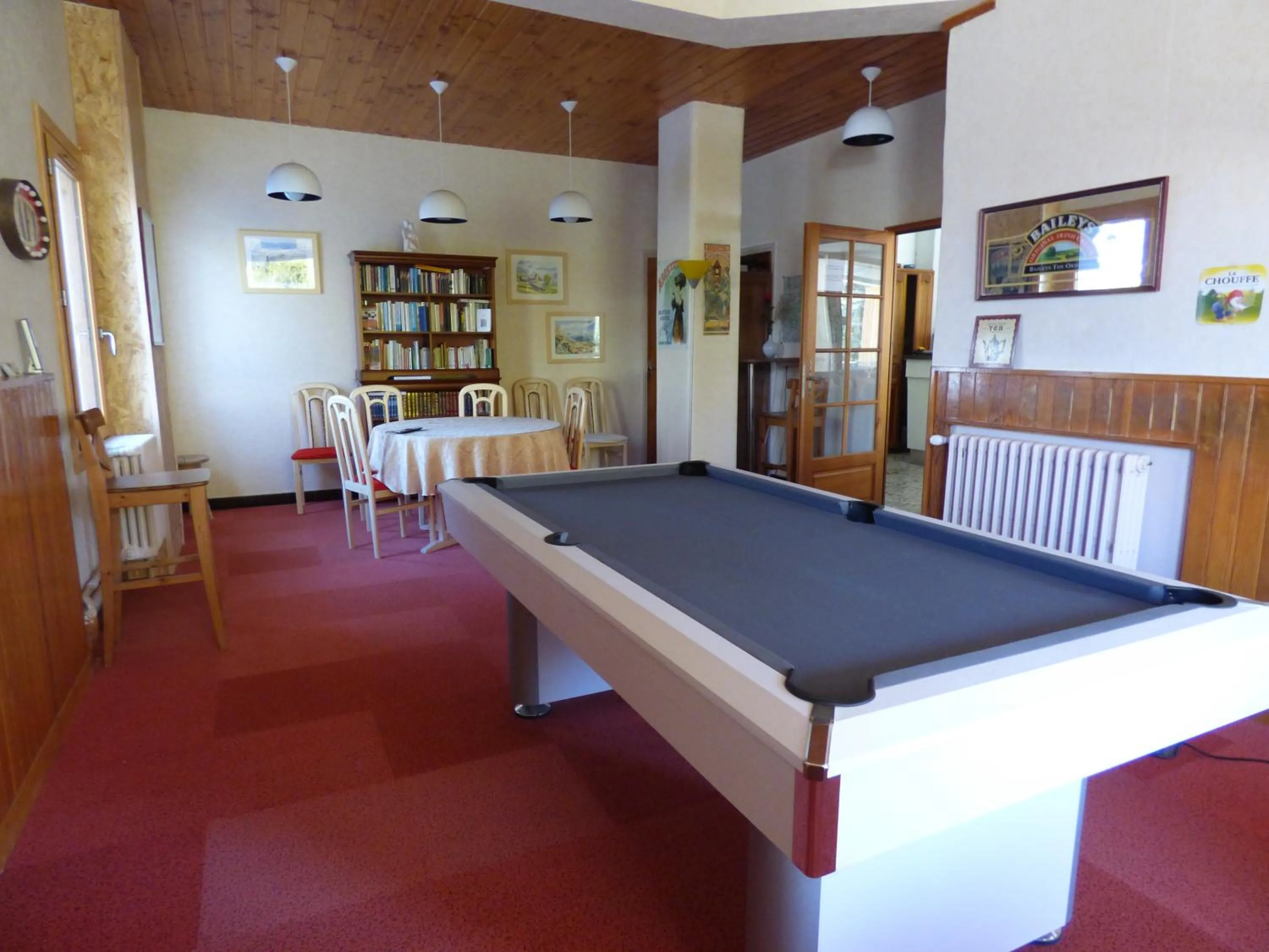 Billiard in Logis Hôtels La Crémaillère