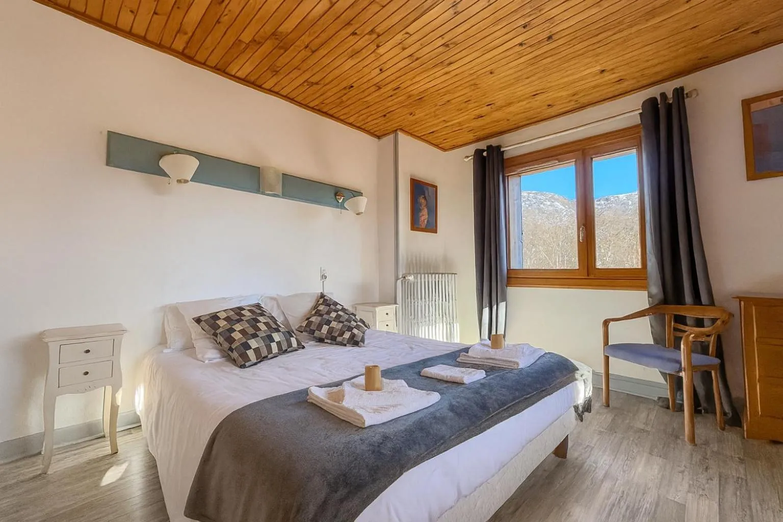 Bed in Logis Hôtels La Crémaillère