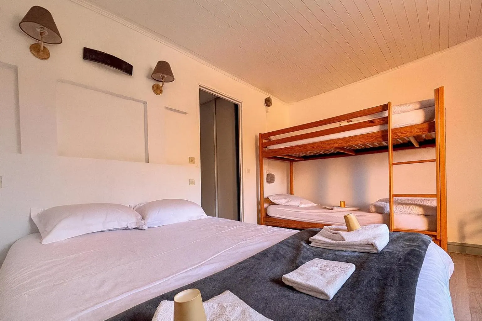 Bed in Logis Hôtels La Crémaillère