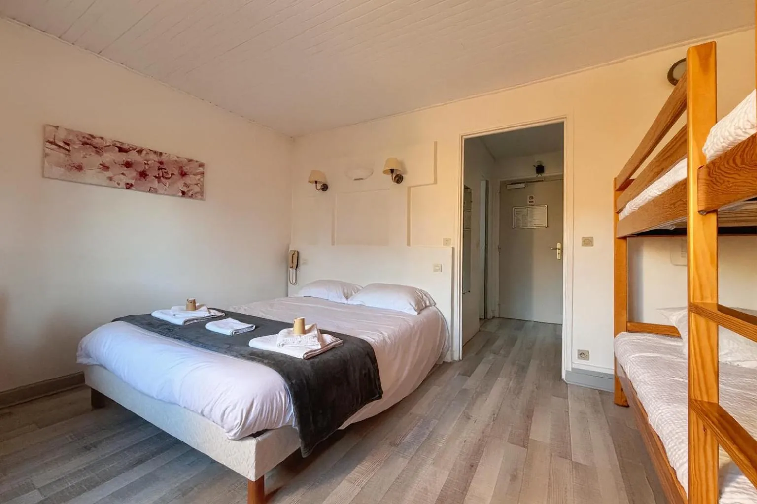 Bed in Logis Hôtels La Crémaillère