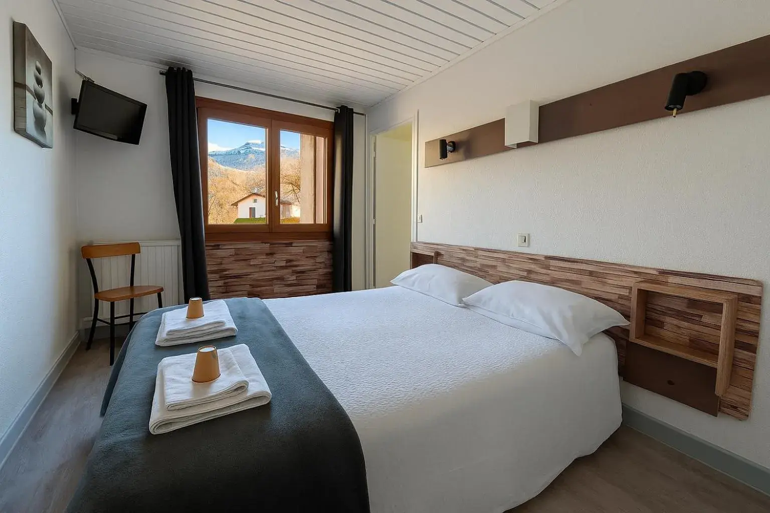 Bed in Logis Hôtels La Crémaillère Bed in Logis Hôtels La Crémaillère