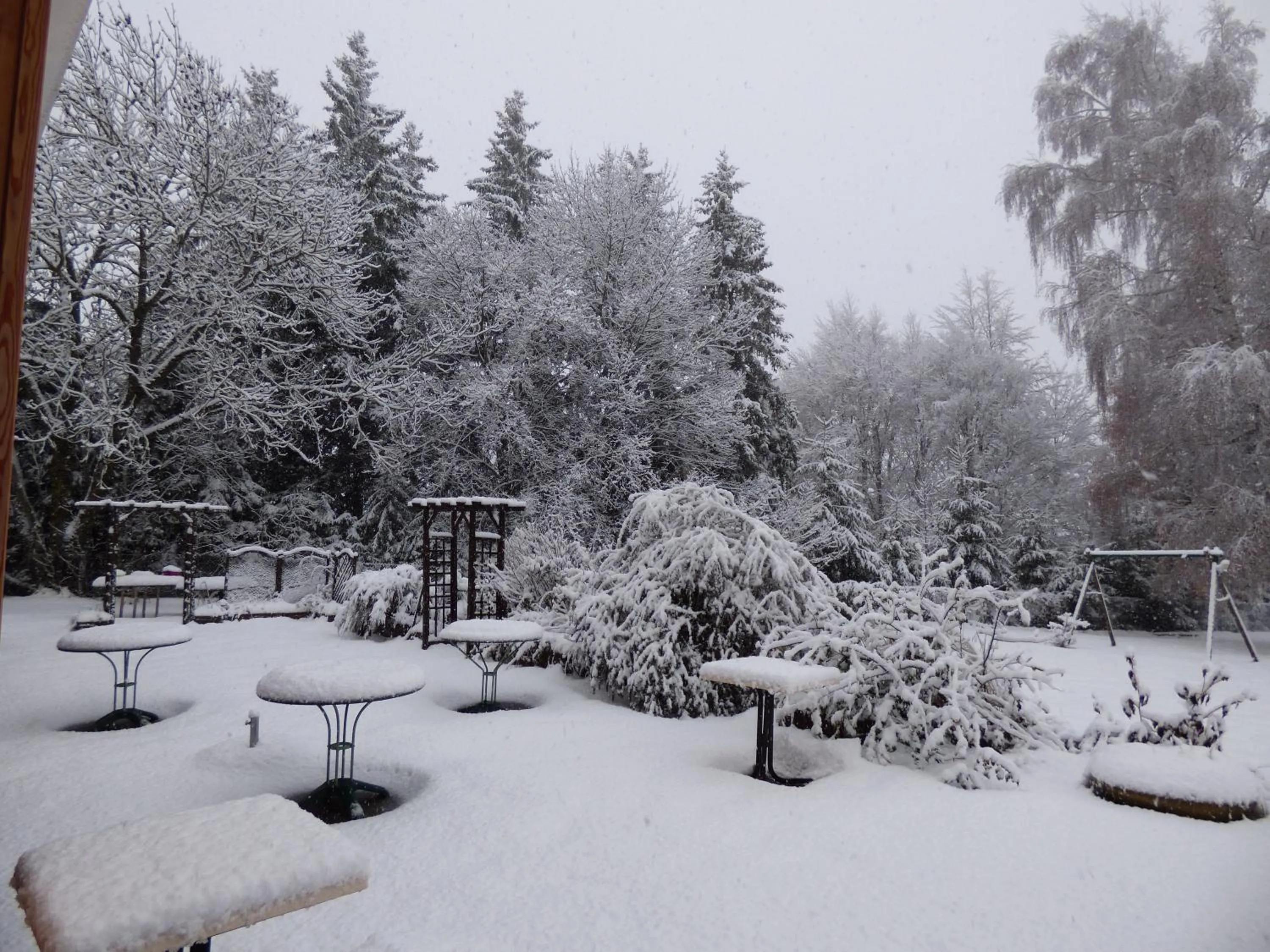 Garden view in Logis Hôtels La Crémaillère