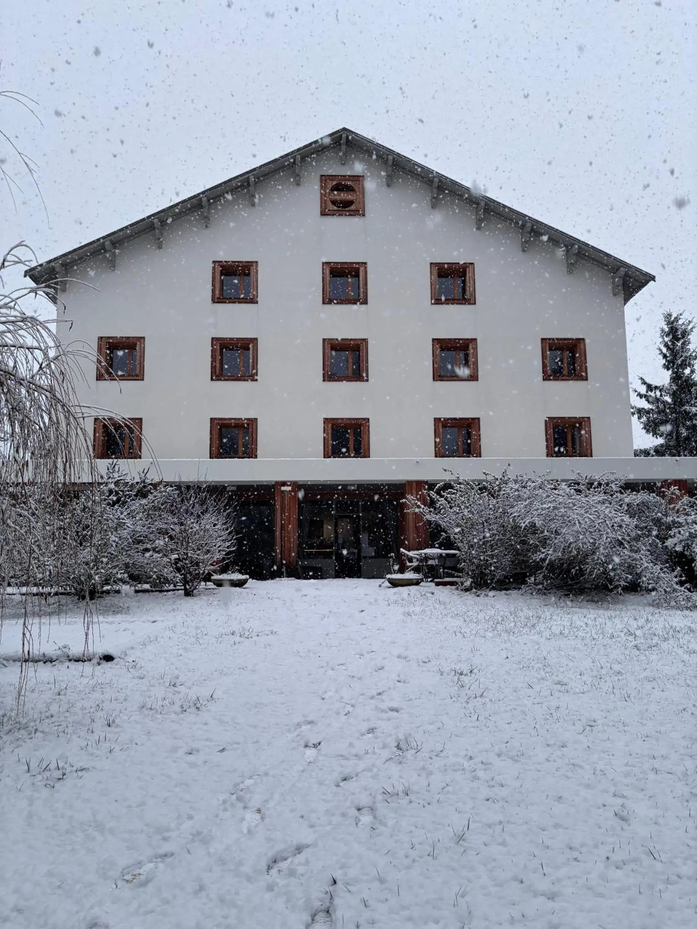 Property building in Logis Hôtels La Crémaillère Property building in Logis Hôtels La Crémaillère