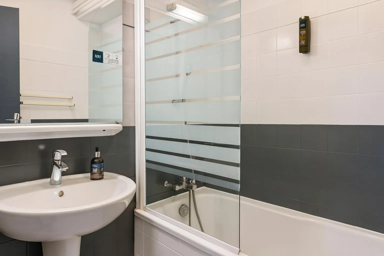 Shower in Logis Hôtels La Crémaillère