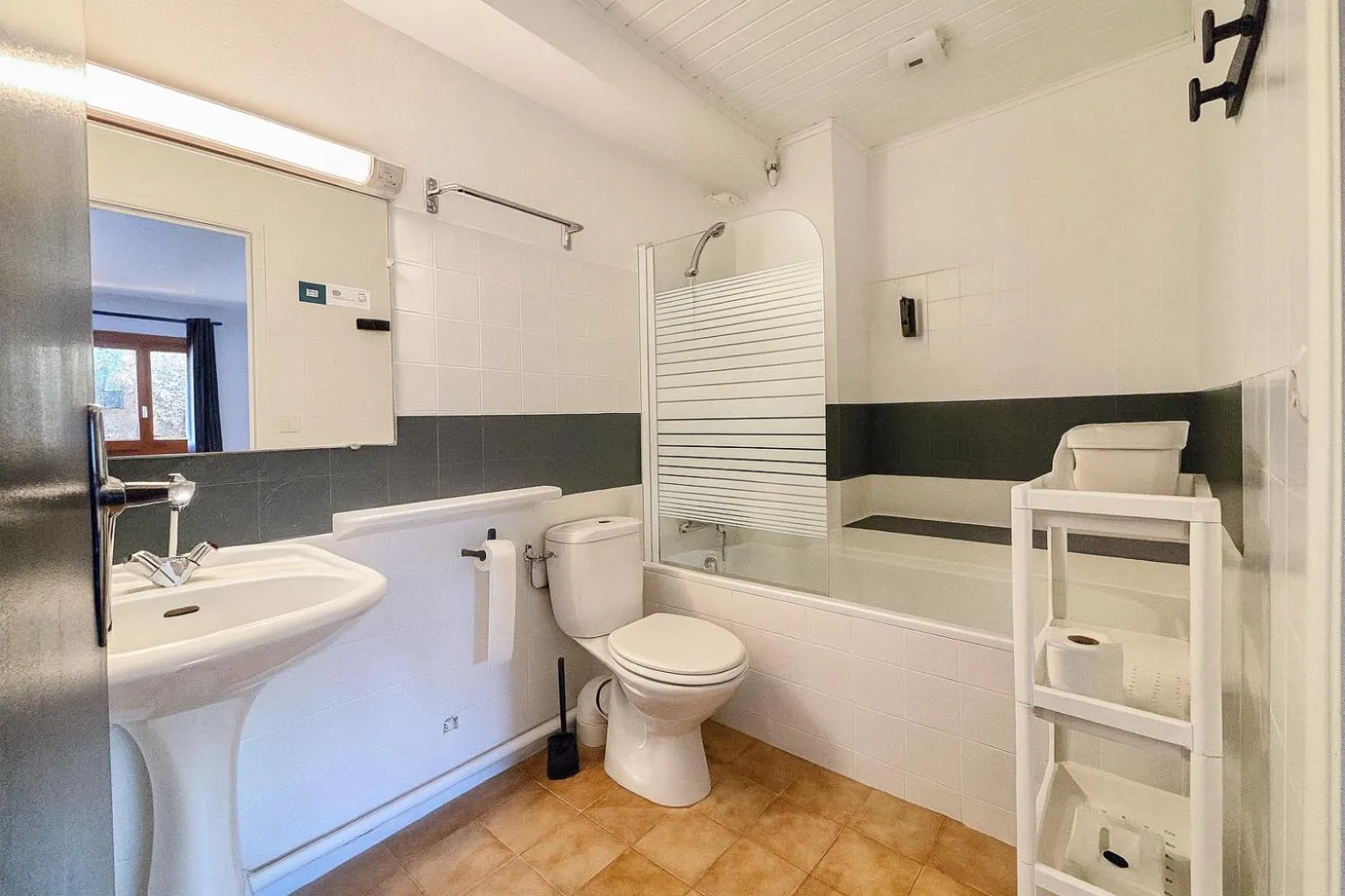 Toilet in Logis Hôtels La Crémaillère