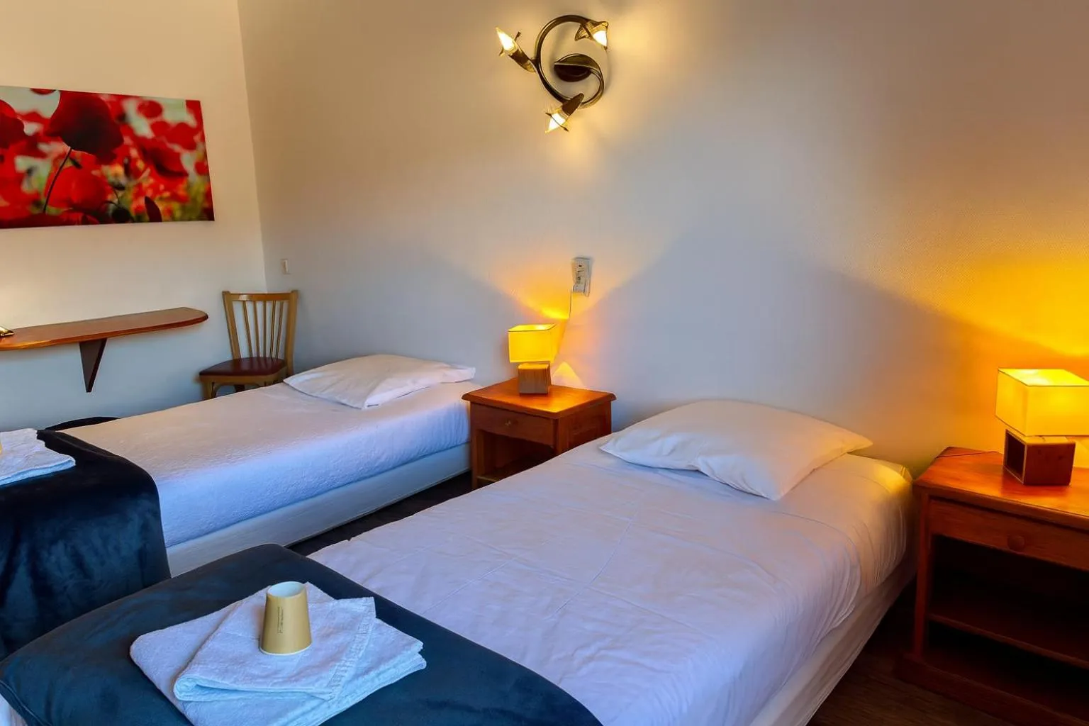 Bed in Logis Hôtels La Crémaillère