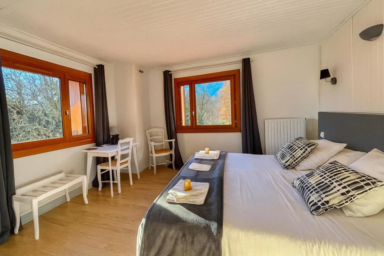 Bed in Logis Hôtels La Crémaillère