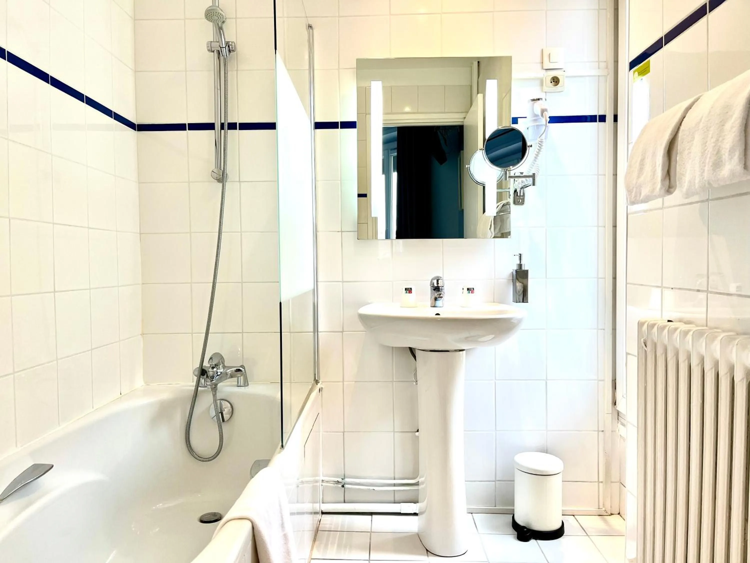 Bathroom in Hôtel Odessa Montparnasse