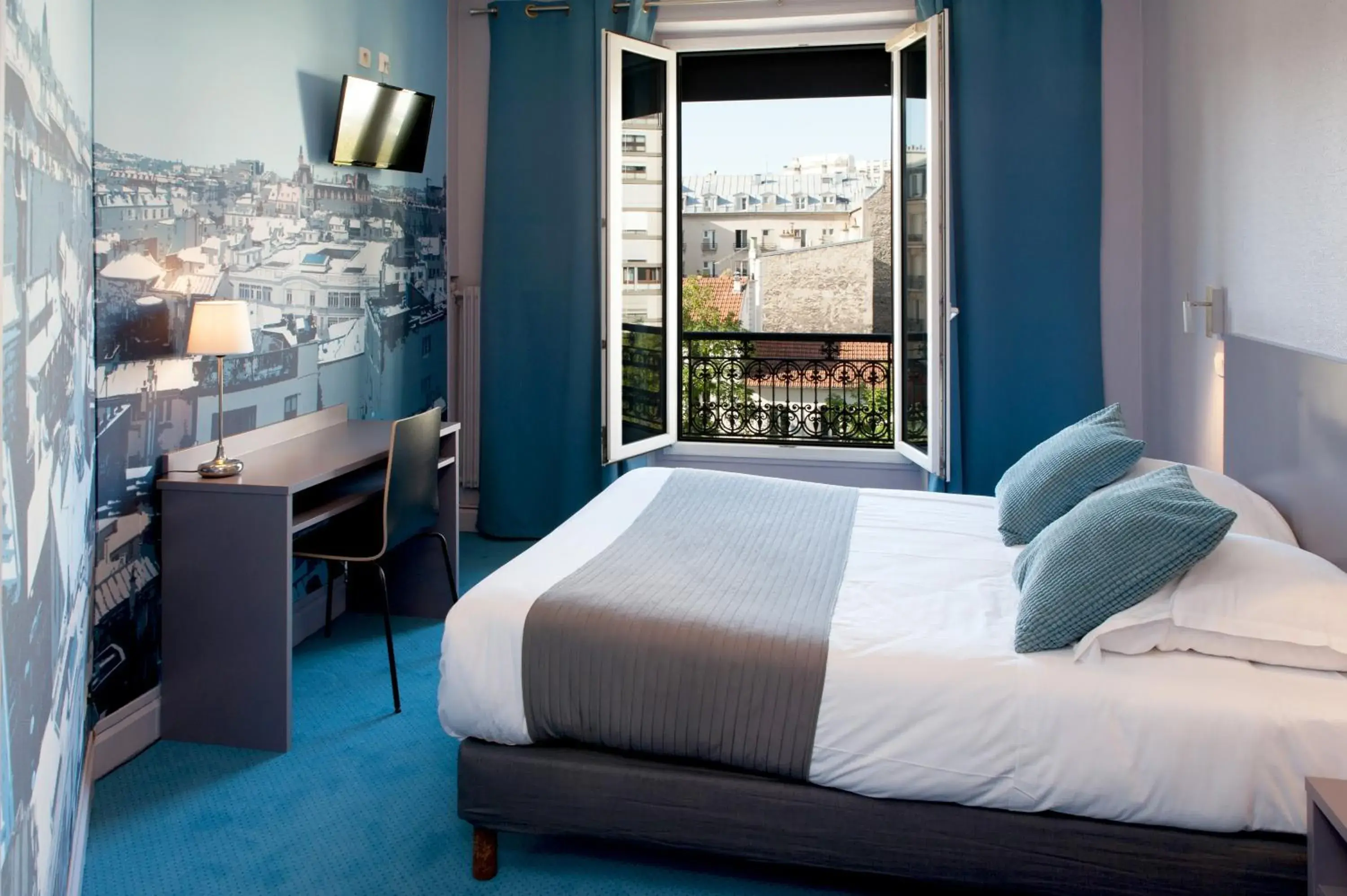 Photo of the whole room, Bed in Hôtel Odessa Montparnasse Photo of the whole room, Bed in Hôtel Odessa Montparnasse