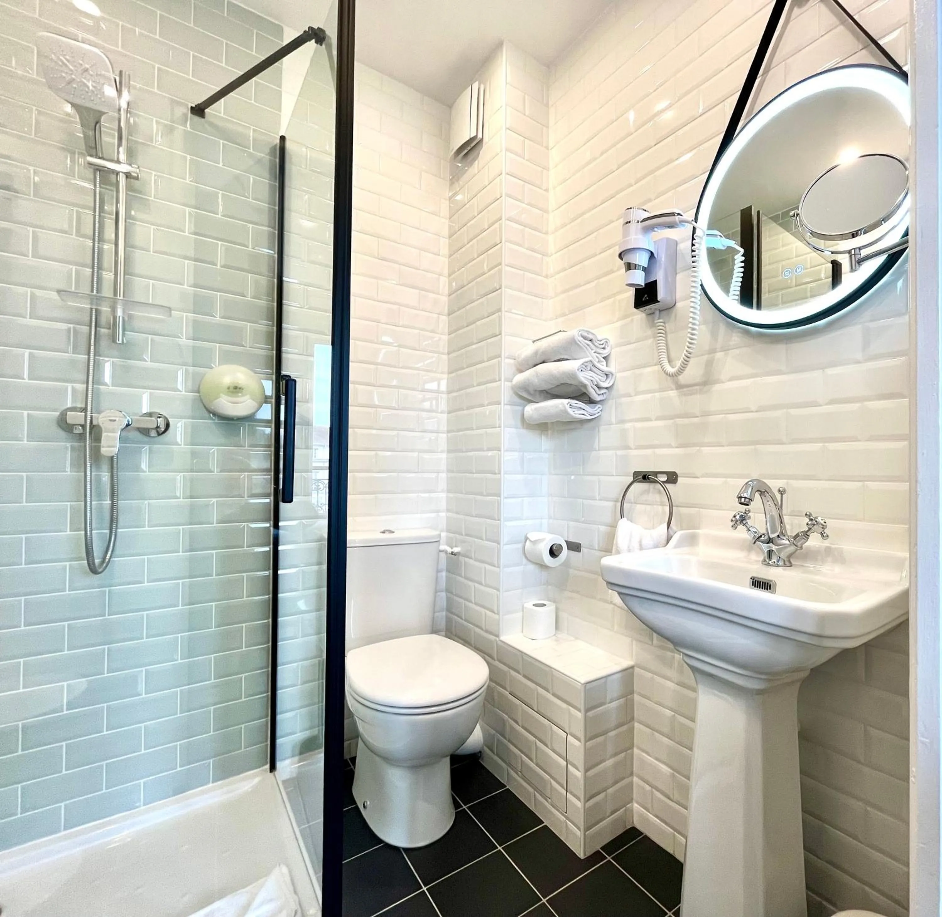 Shower in Hôtel Odessa Montparnasse