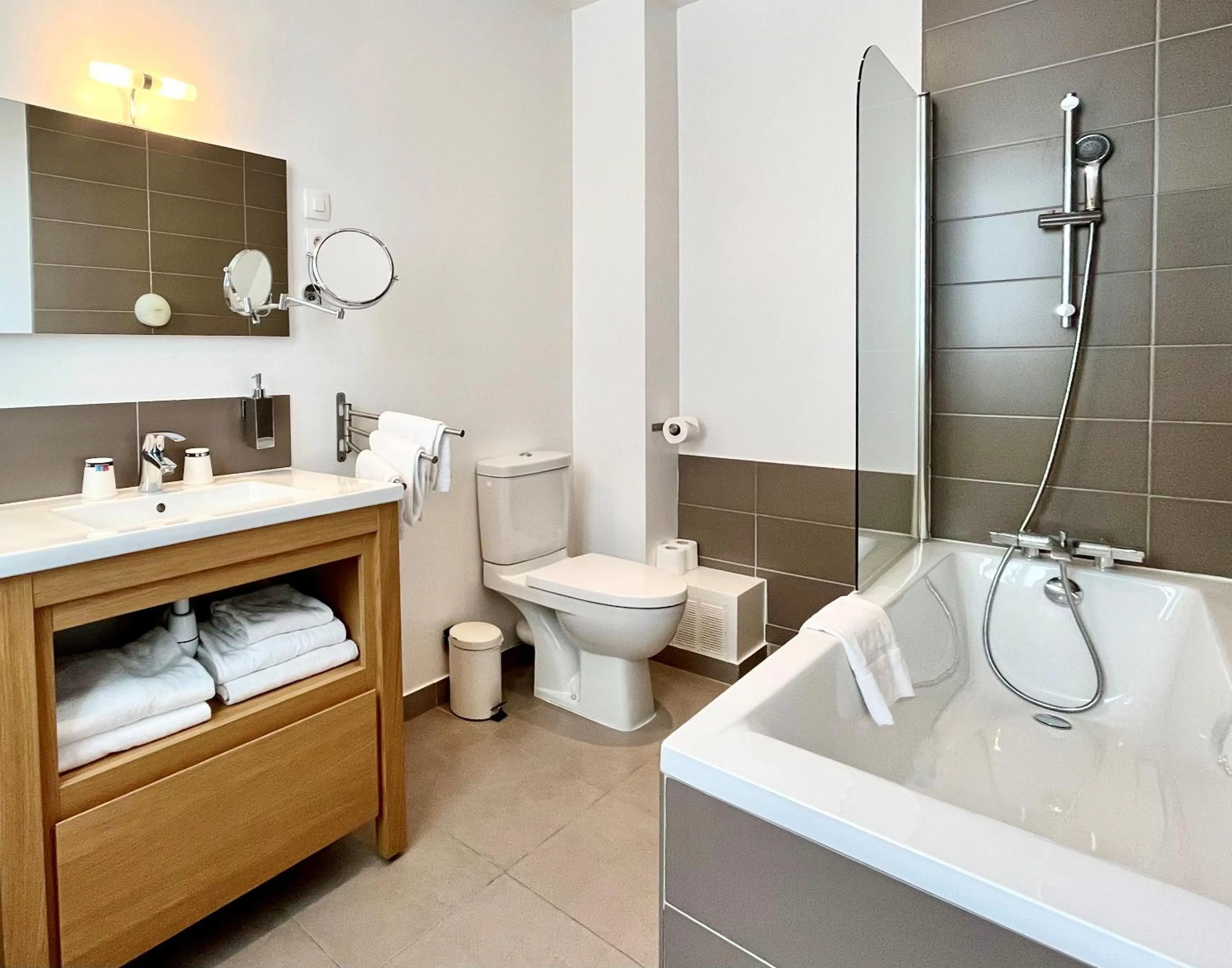 Toilet in Hôtel Odessa Montparnasse