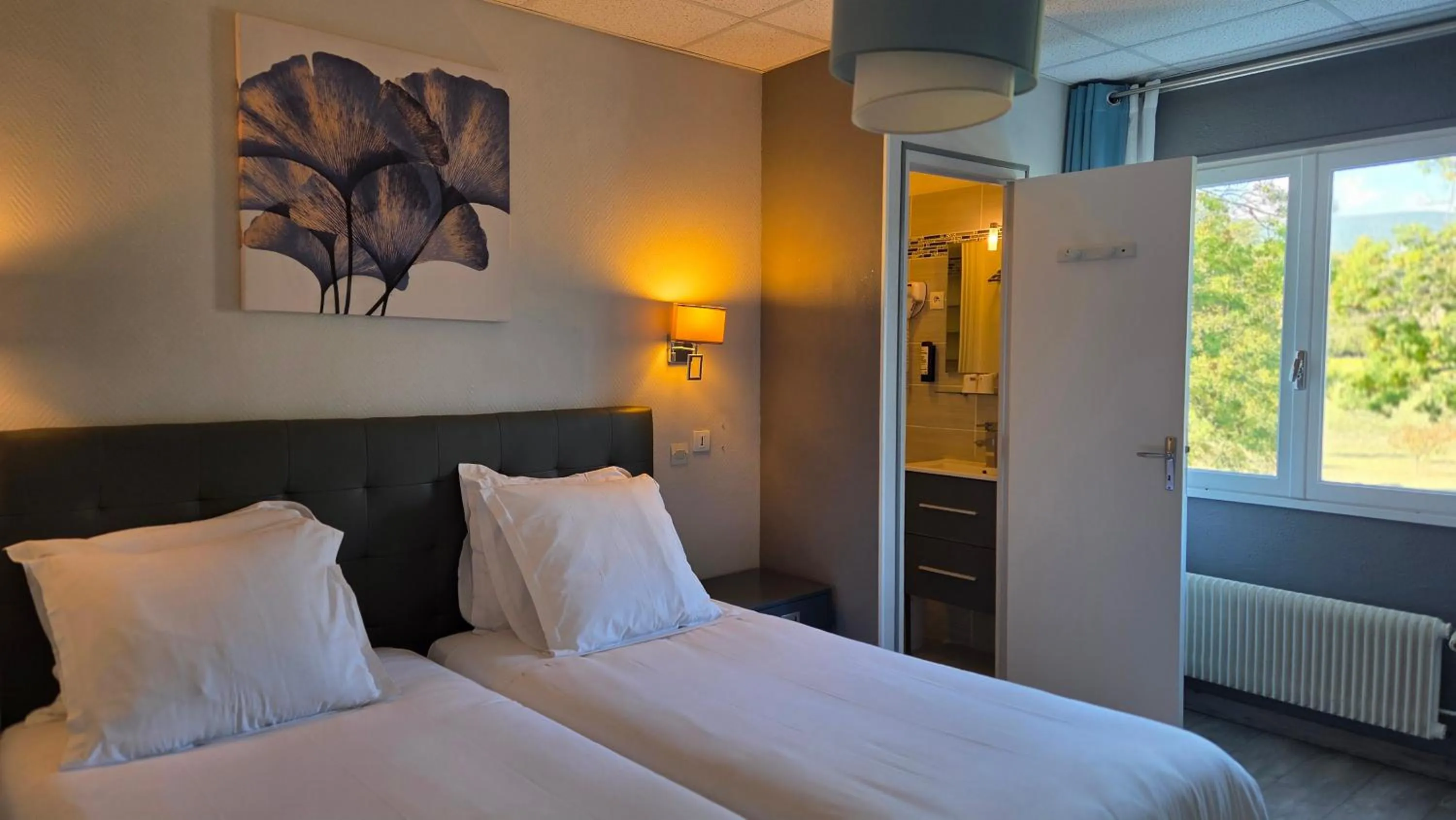 Bed in Hôtel Restaurant Mas Le Châtelet